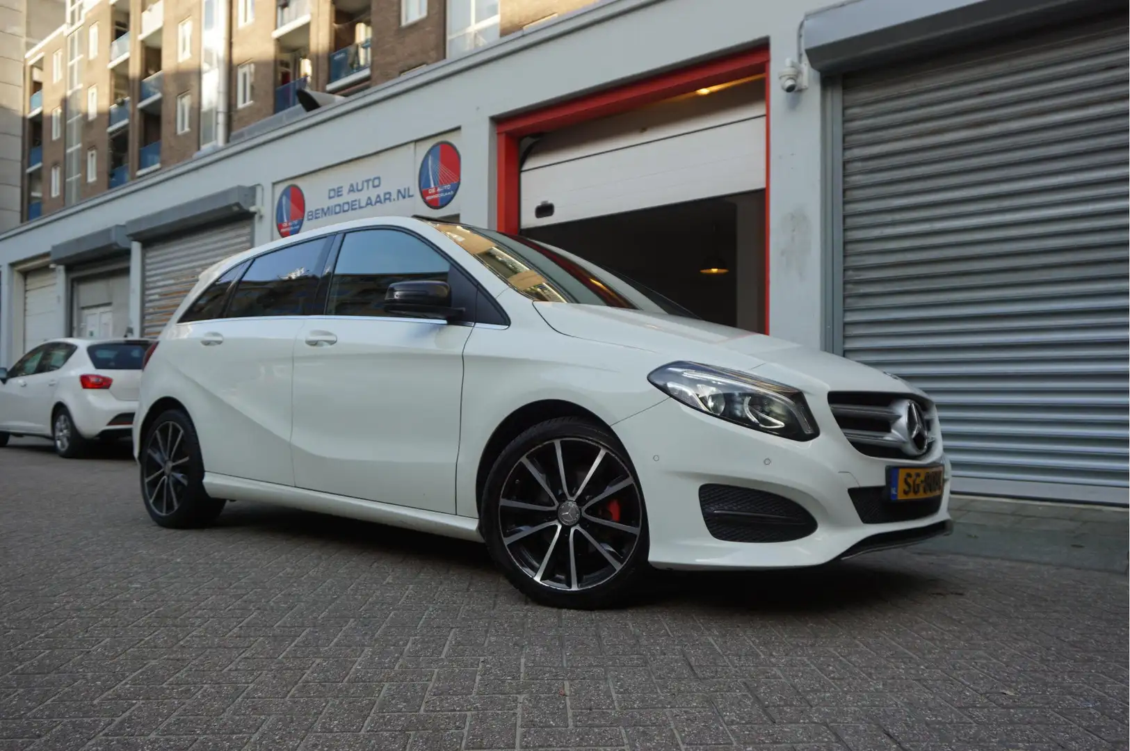 Mercedes-Benz B 180 d Prestige Night | Panoramadak | Trekhaak | Leer + Wit - 2