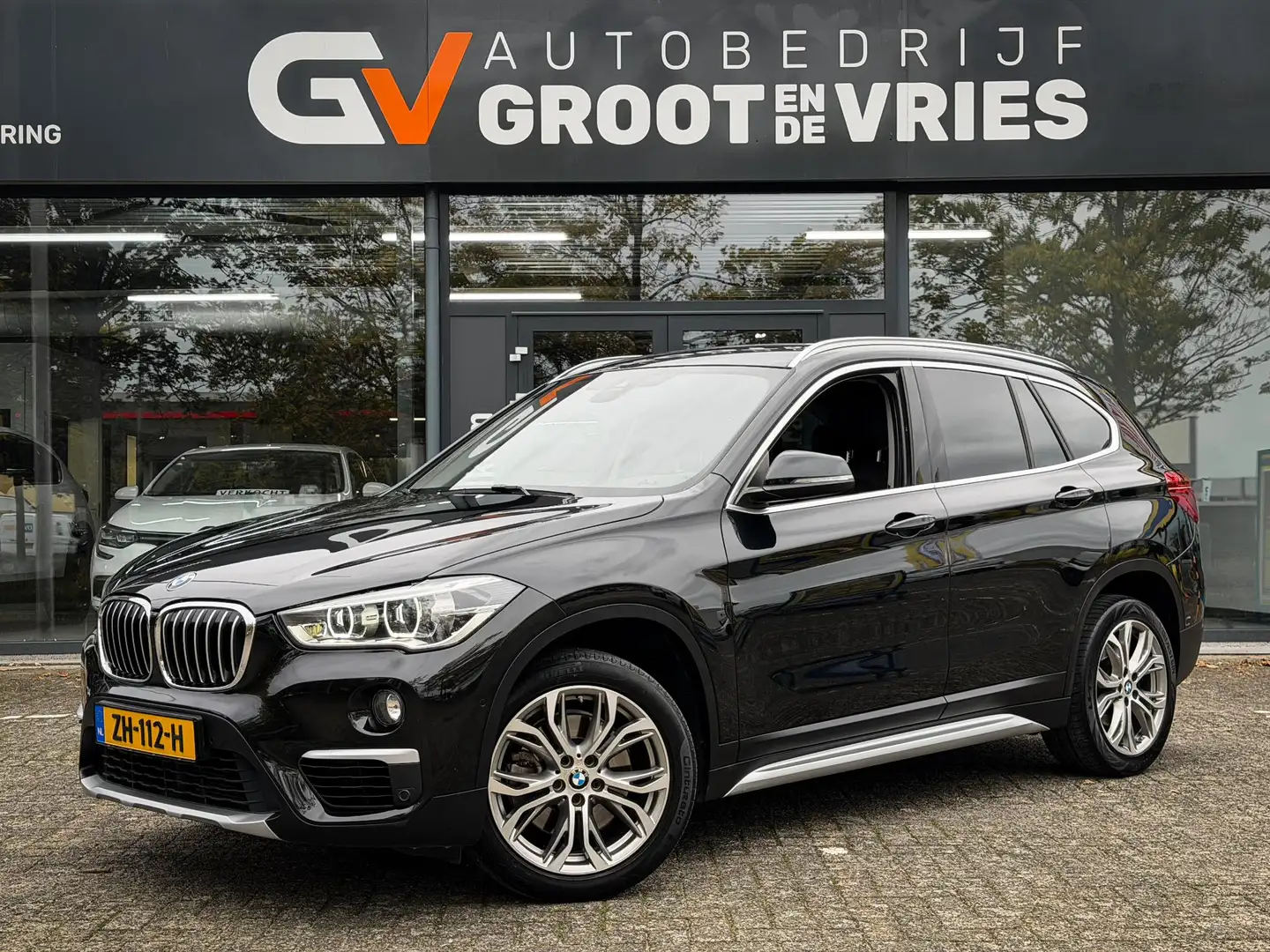 BMW X1 sDrive20i Orange Edition III Orig NL|LED|Navi plus Zwart - 1