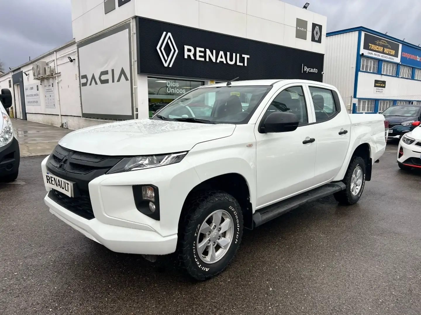 Mitsubishi L200 2.2DI-D Doble Cabina 6AT Motion Blanco - 1