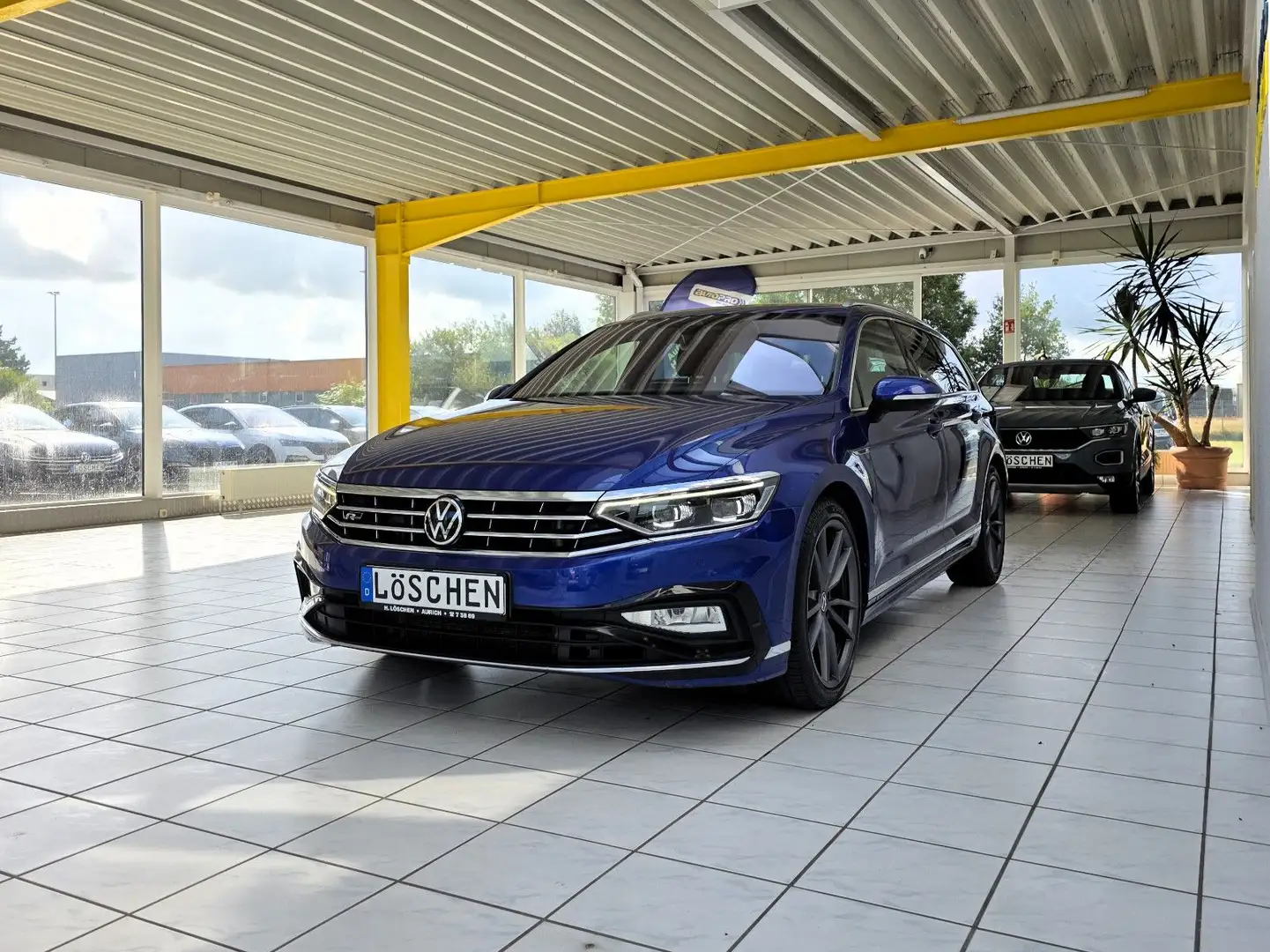 Volkswagen Passat Variant Elegance R-Line 4Motion Pano H&K Blauw - 2