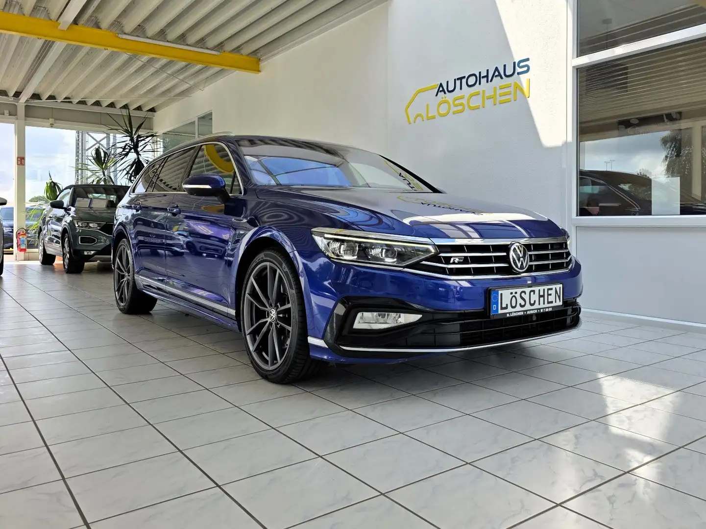 Volkswagen Passat Variant Elegance R-Line 4Motion Pano H&K Blauw - 1