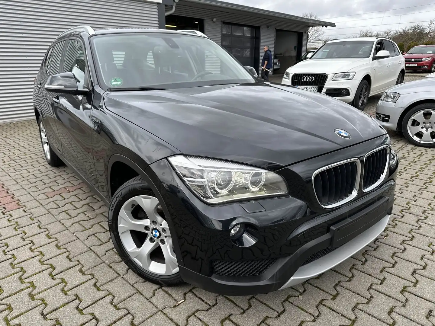BMW X1 sDrive 20d 184ps KlimAut BiXen AHK StStop PDC ALU Schwarz - 2
