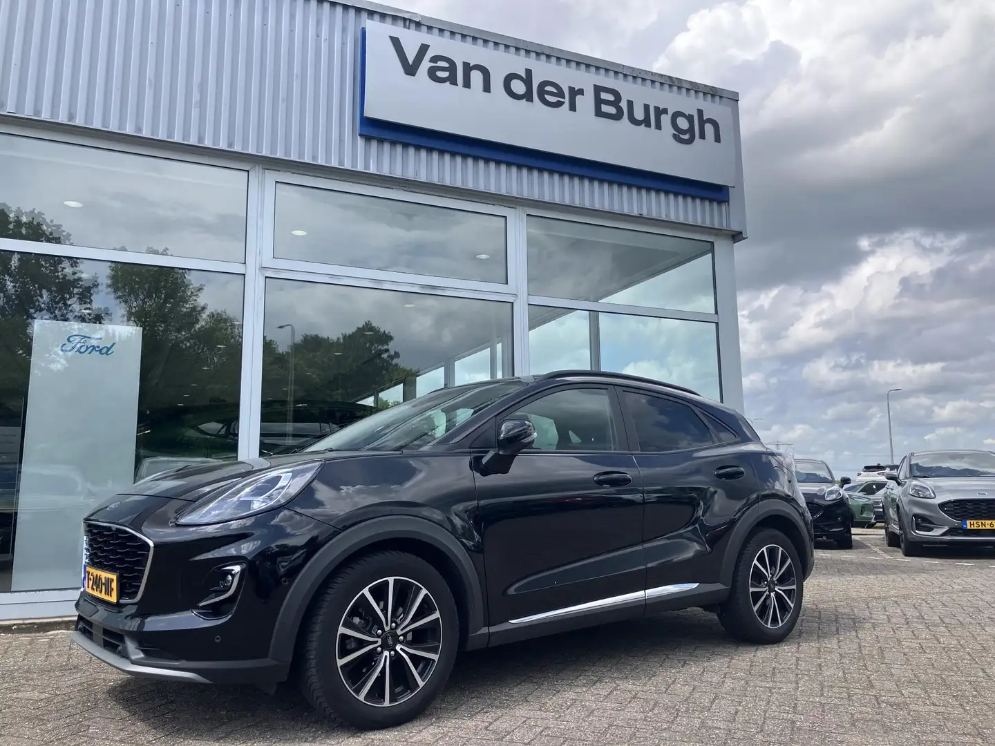 Ford Puma Titanium X 1.0 EcoBoost Hybrid 125pk PowerShift Tr Zwart - 2