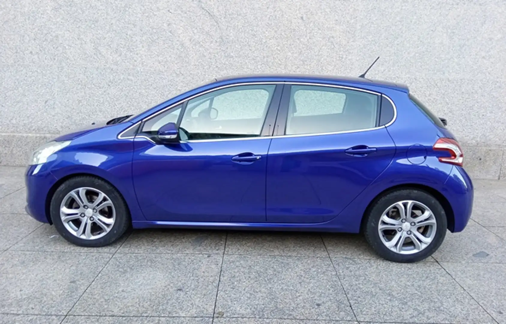 Peugeot 208 1.6e-HDi Allure Bleu - 2