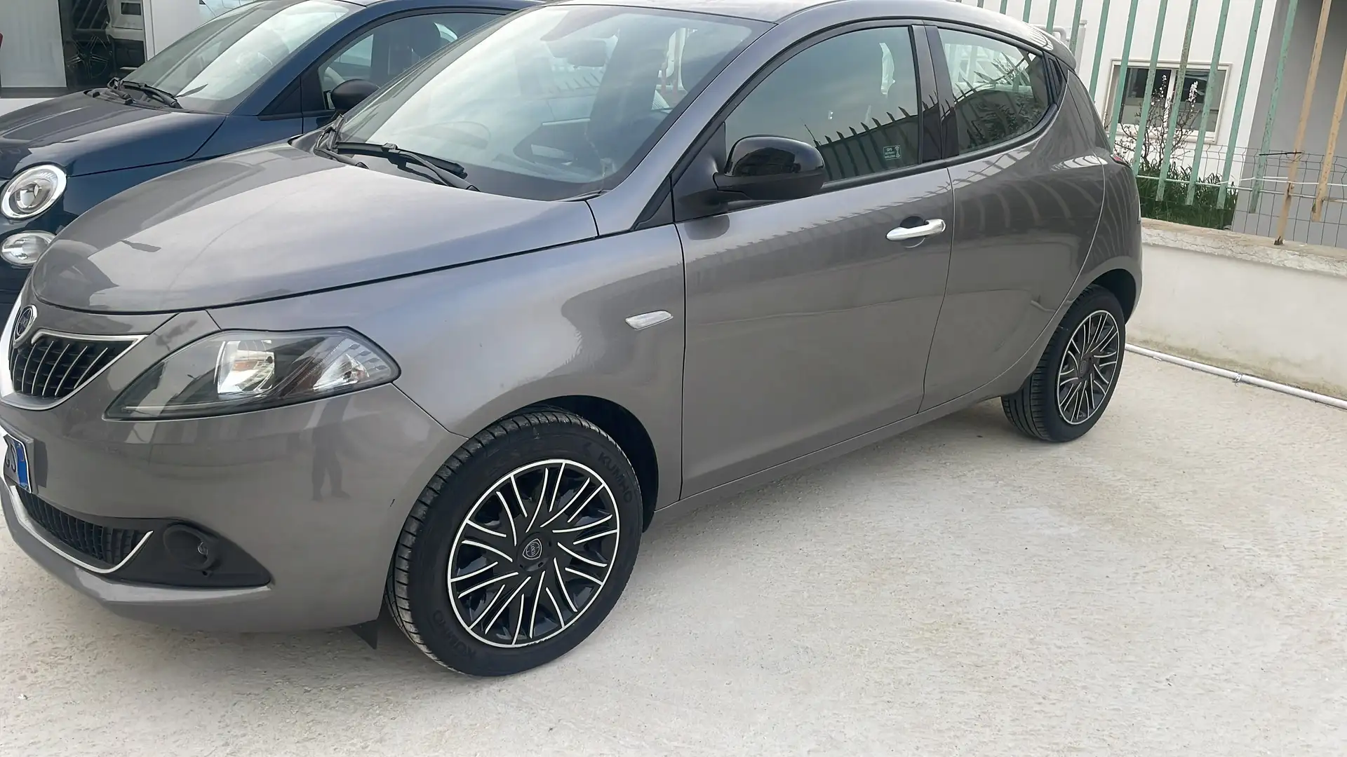 Lancia Ypsilon Ypsilon 1.0 firefly hybrid Gold s Grijs - 2