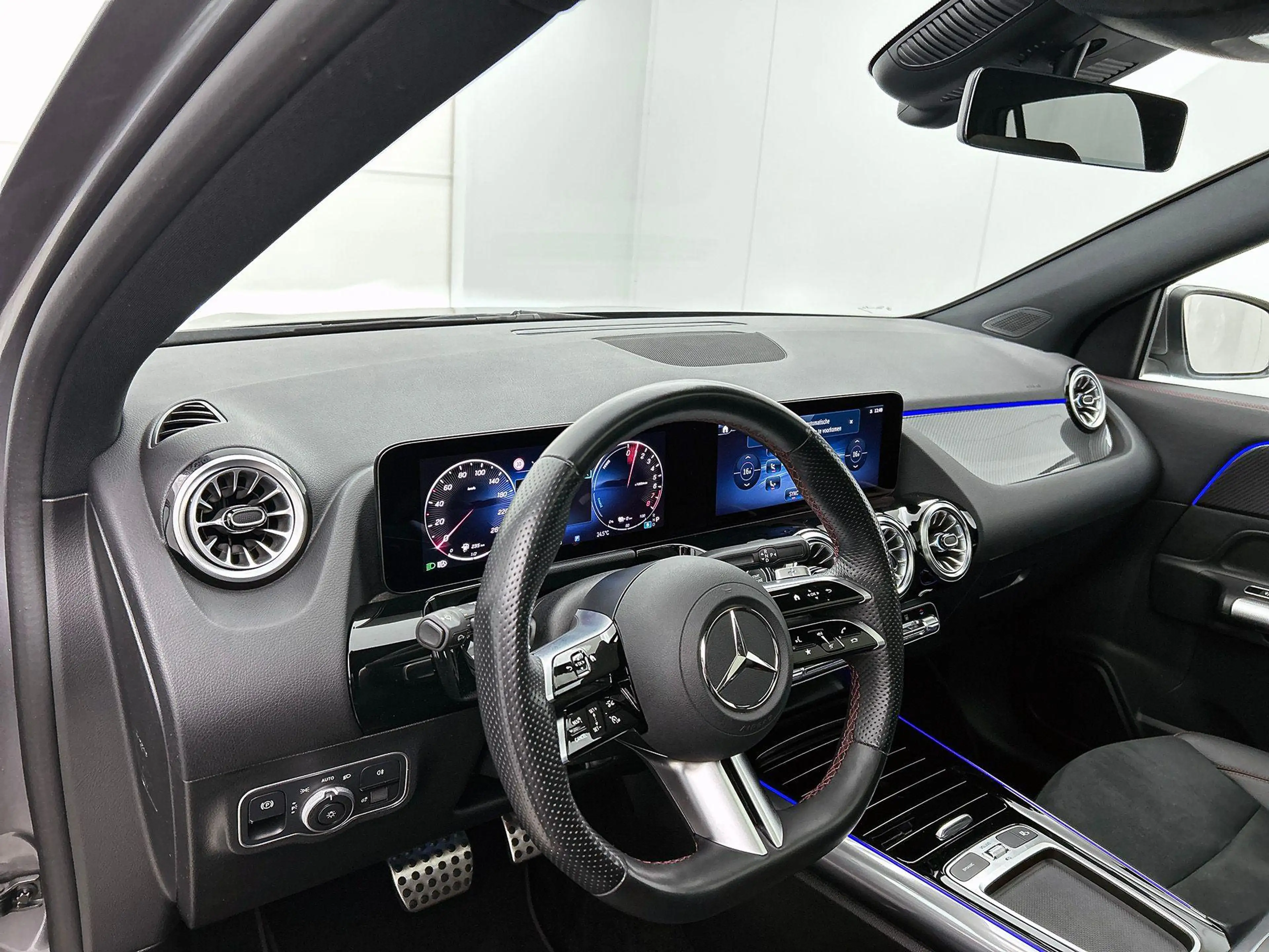 Mercedes-Benz GLA 250 GLA e AMG Line — photo 8