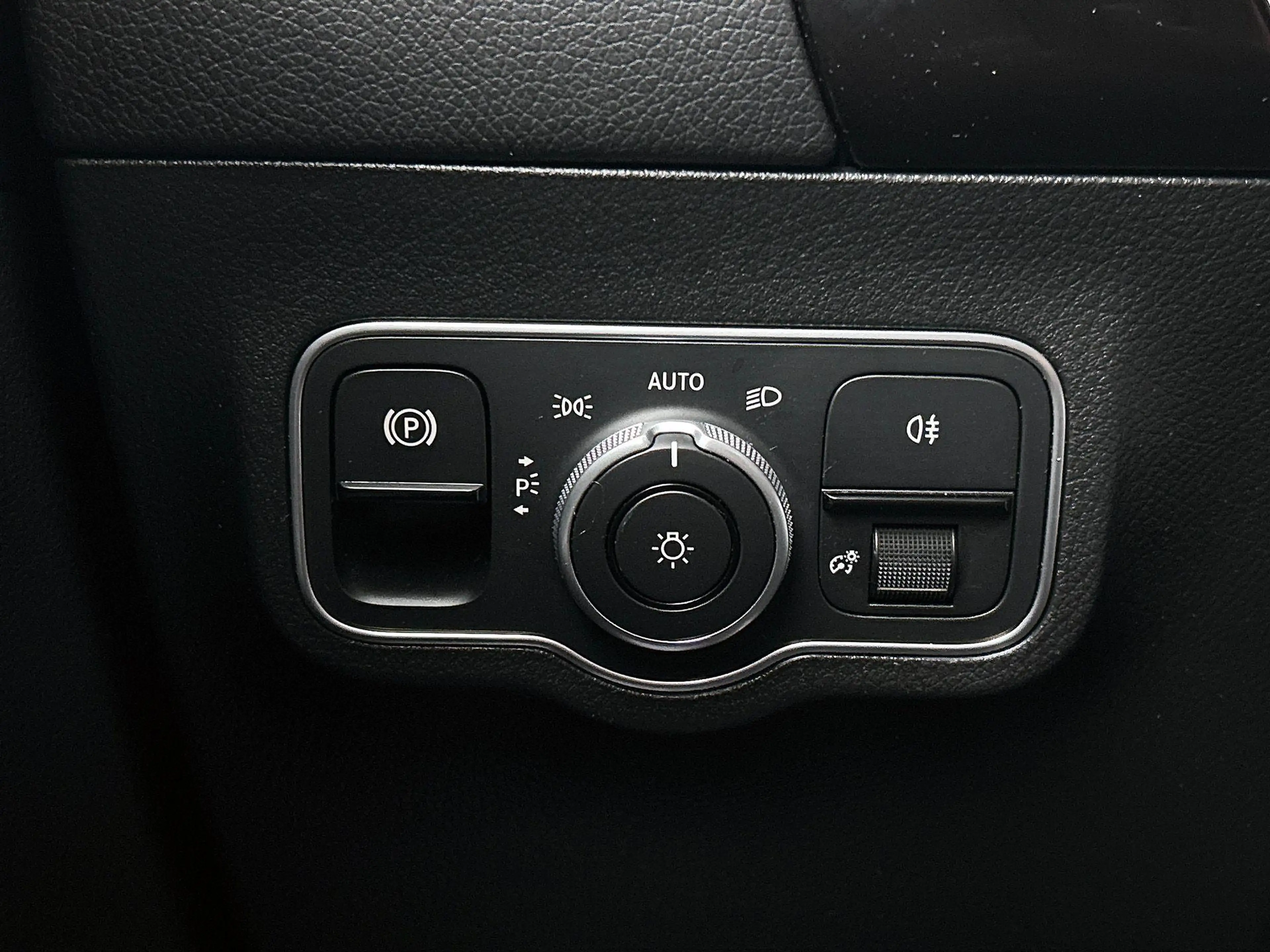 Mercedes-Benz GLA 250 GLA e AMG Line — photo 12