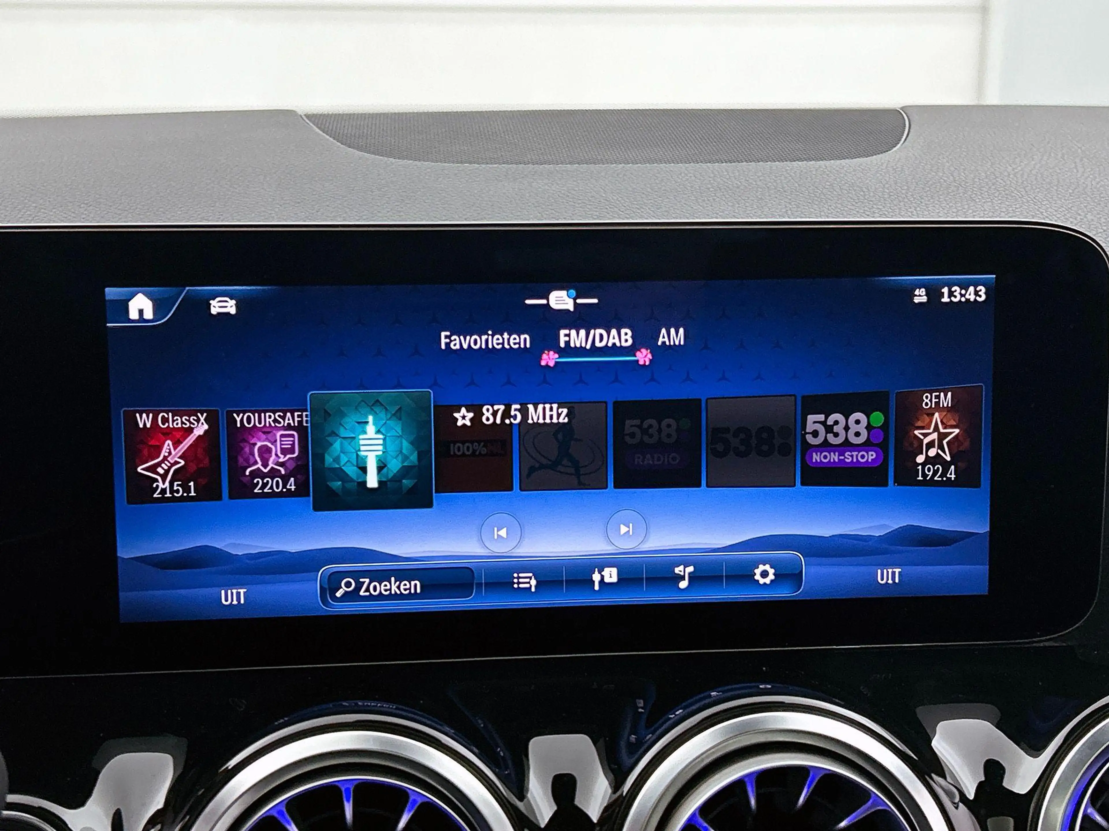 Mercedes-Benz GLA 250 GLA e AMG Line — photo 14