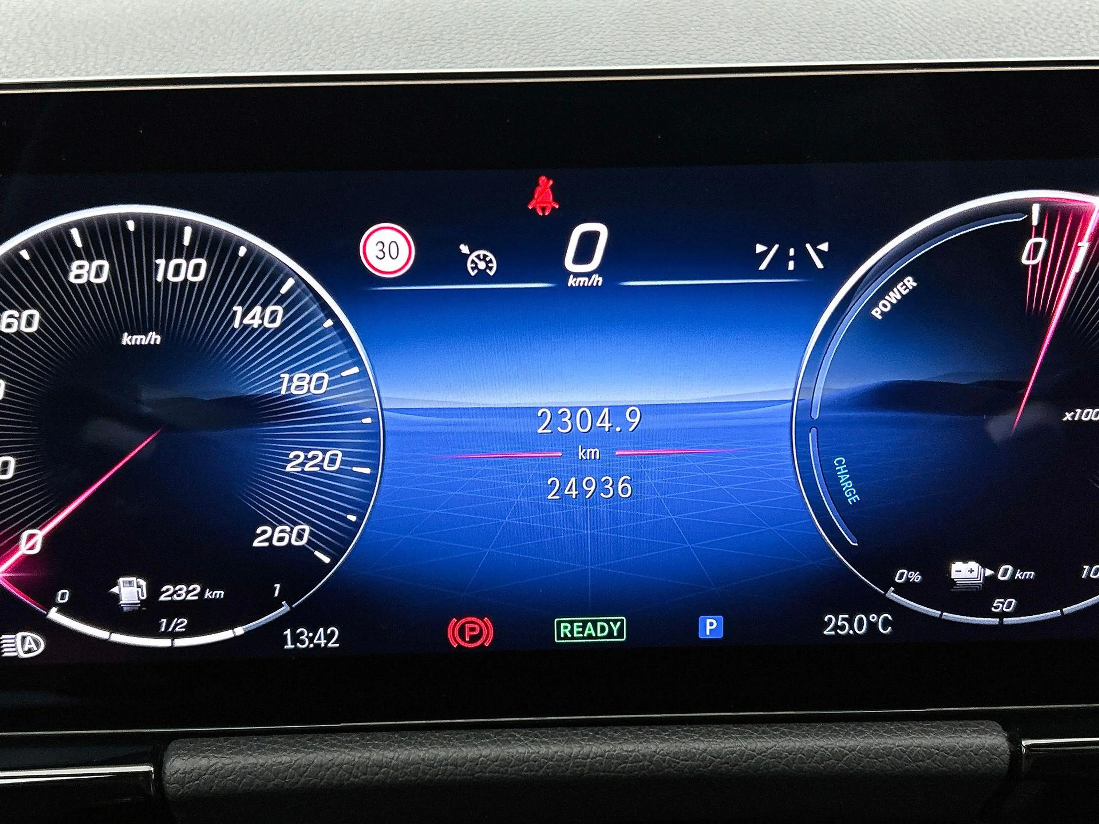 Mercedes-Benz GLA 250 GLA e AMG Line — photo 11