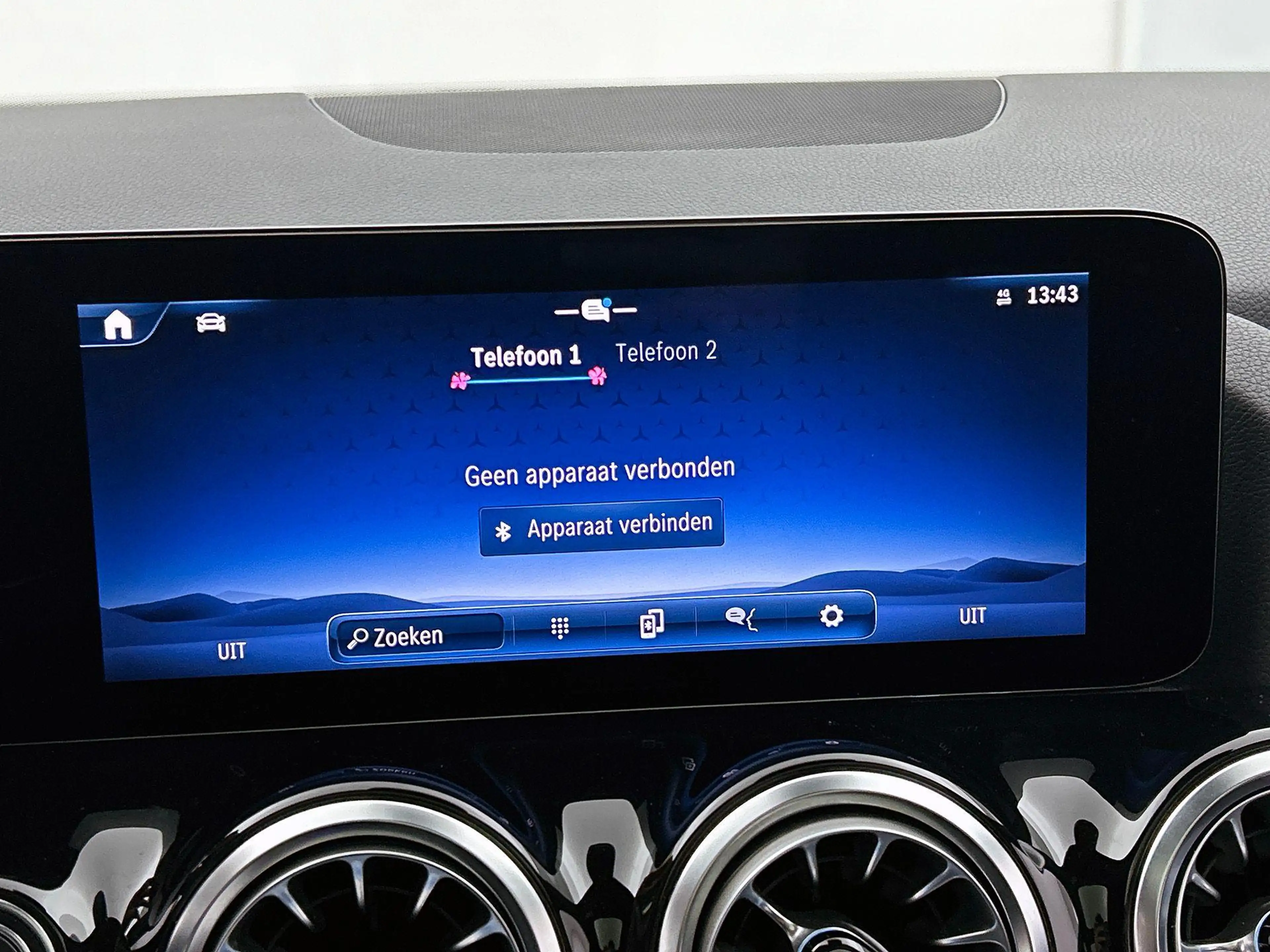 Mercedes-Benz GLA 250 GLA e AMG Line — photo 15