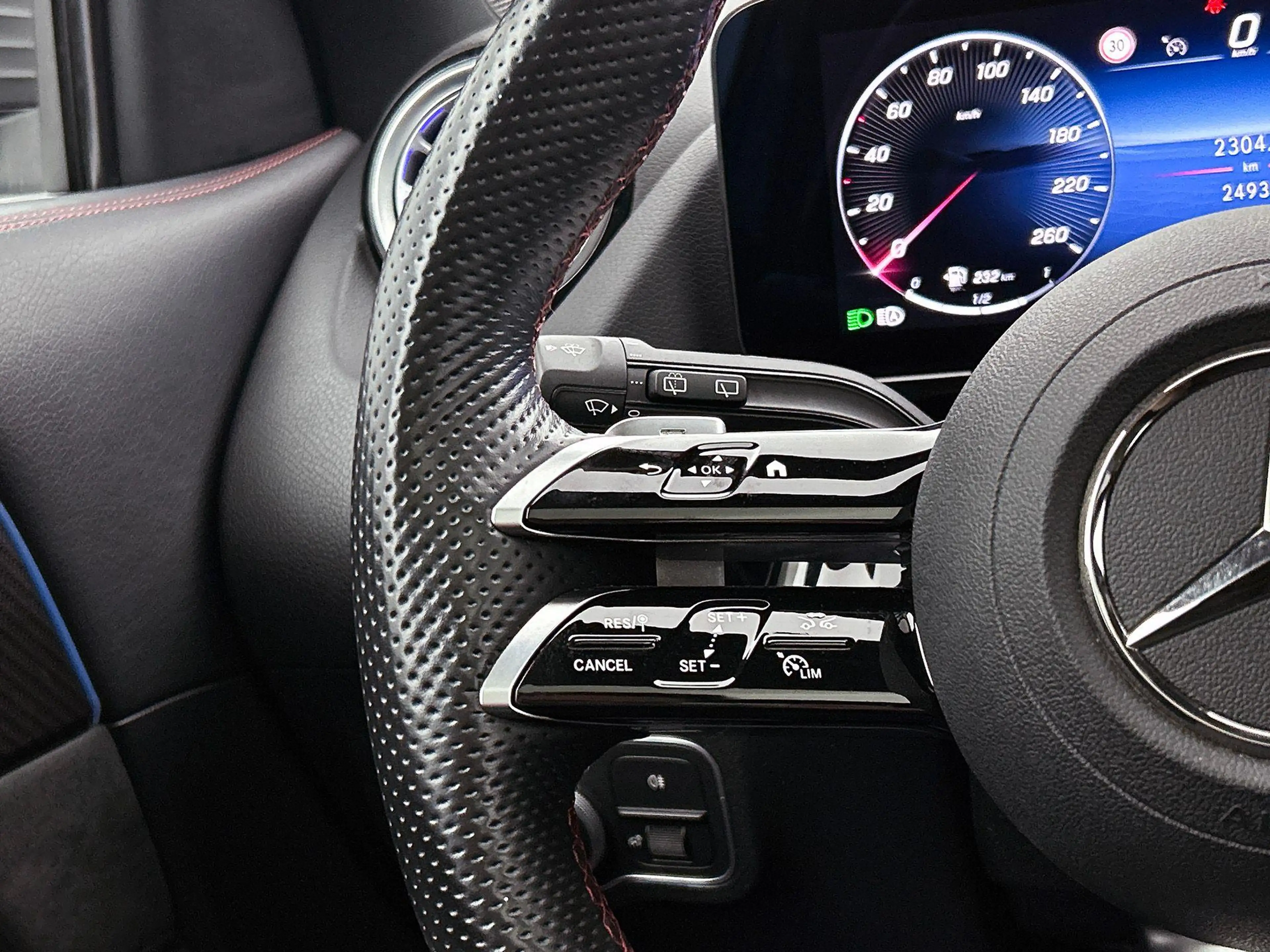 Mercedes-Benz GLA 250 GLA e AMG Line — photo 13