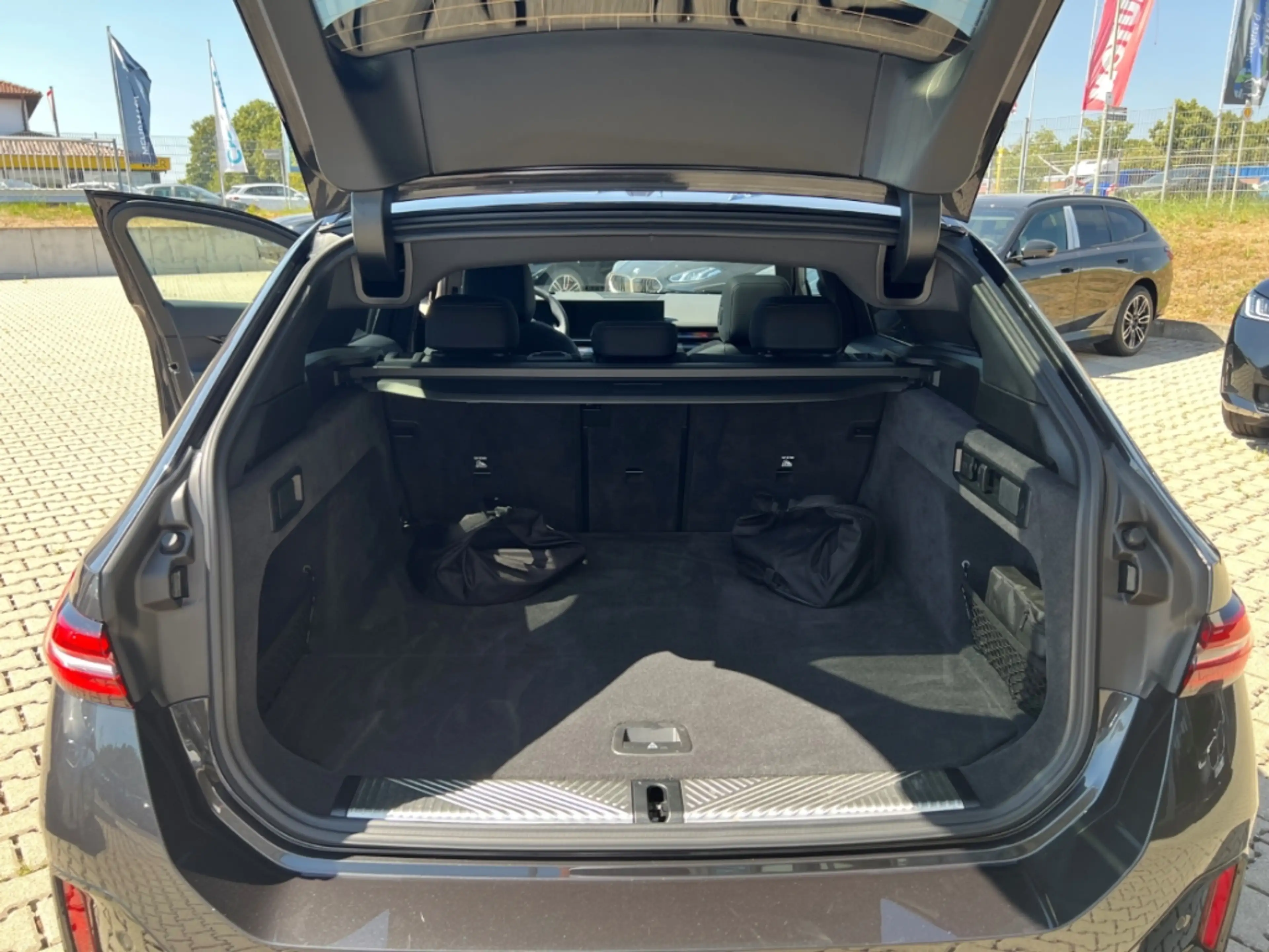 BMW 550 e xDr. Tour. M Sport 20'' AHK Pano Klimasitze Ad.F — photo 11