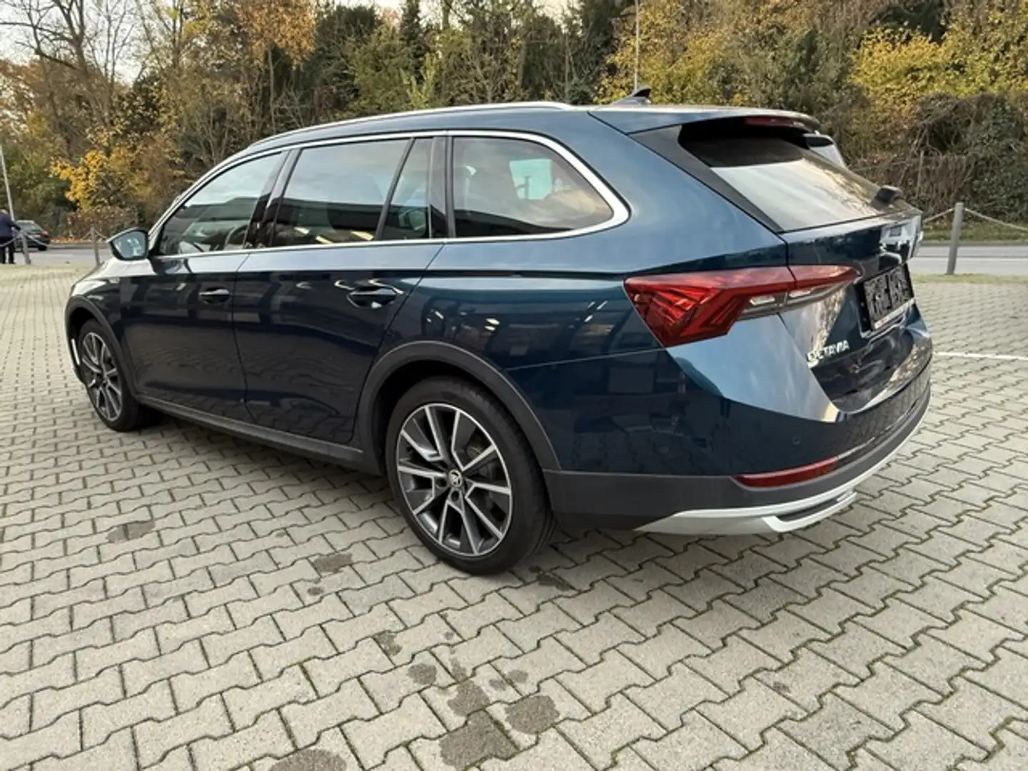 Skoda Octavia Combi Scout 4x4 Schwarz - 2