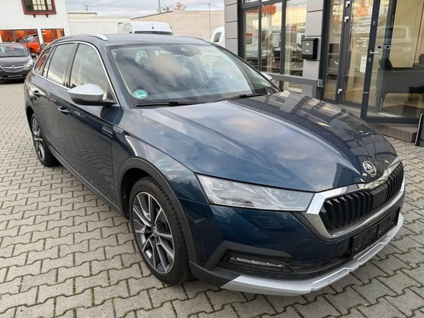 Skoda Octavia Combi Scout 4x4 Schwarz - 1