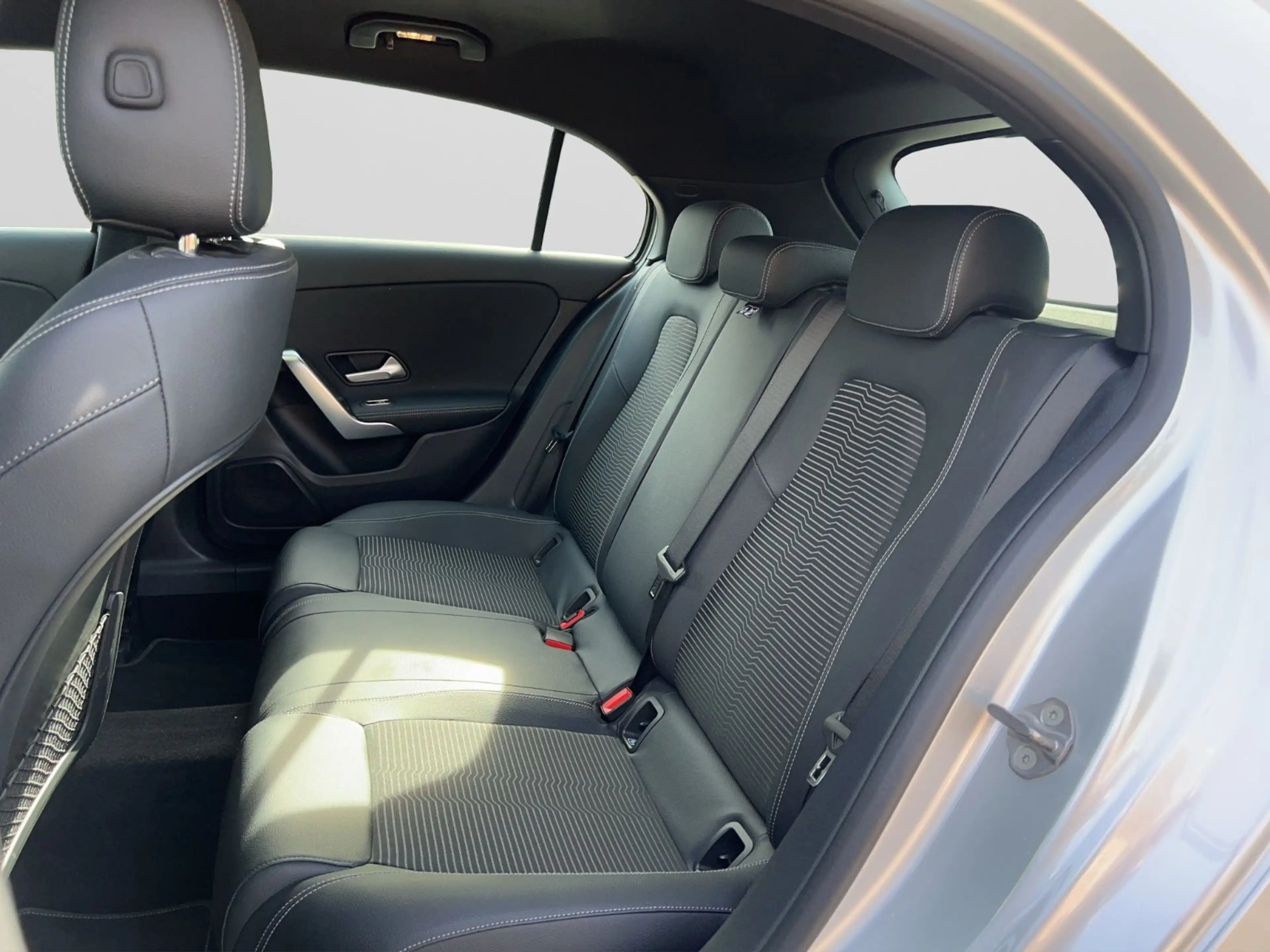 Mercedes-Benz A 180 Lim. / NAVI / 2.Hand / Temp. / LED — photo 14