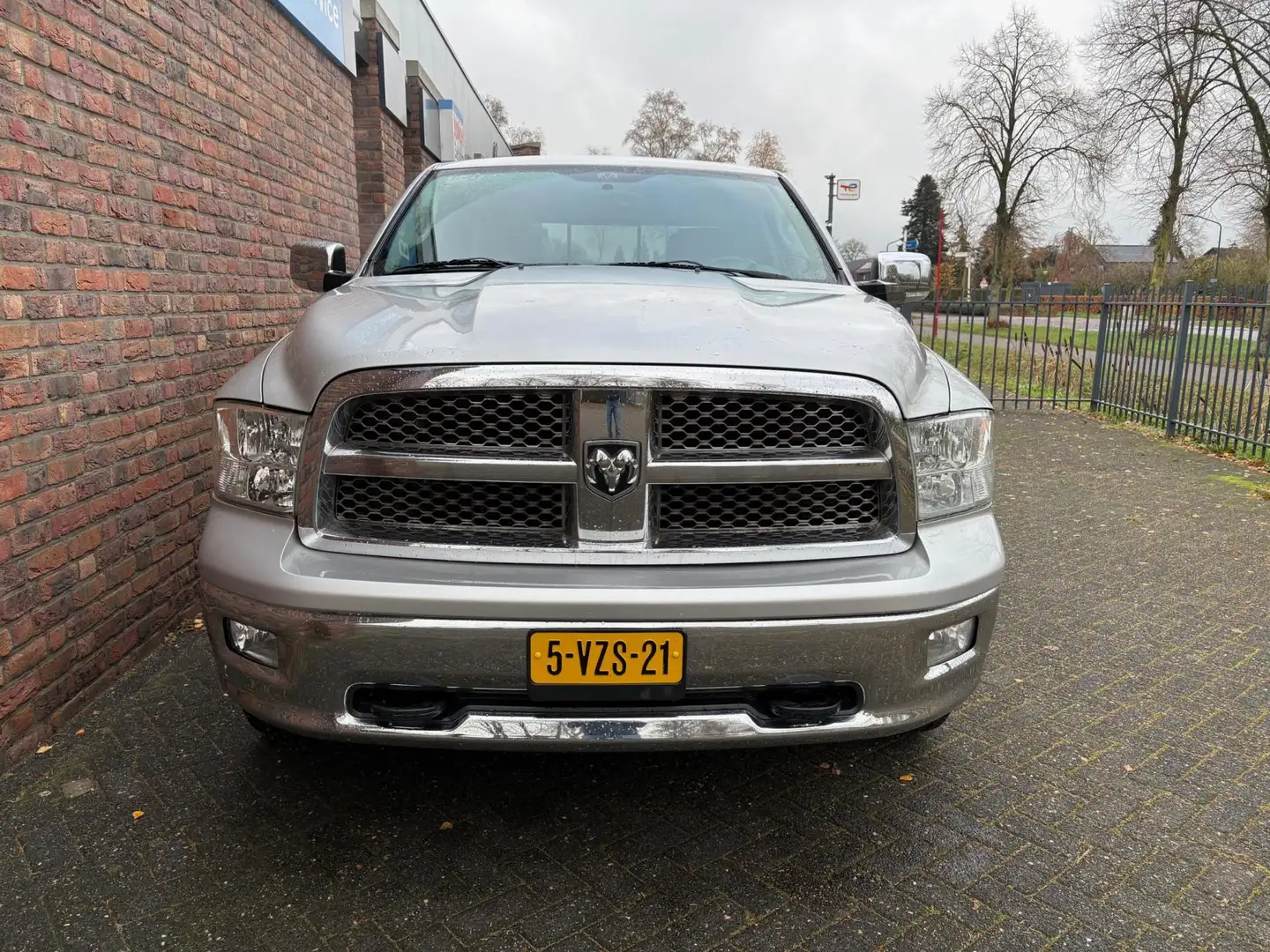 Dodge RAM 1500 5.7 V8 Hemi 4x4 Quad Cab 6'4 Laramie Argento - 2
