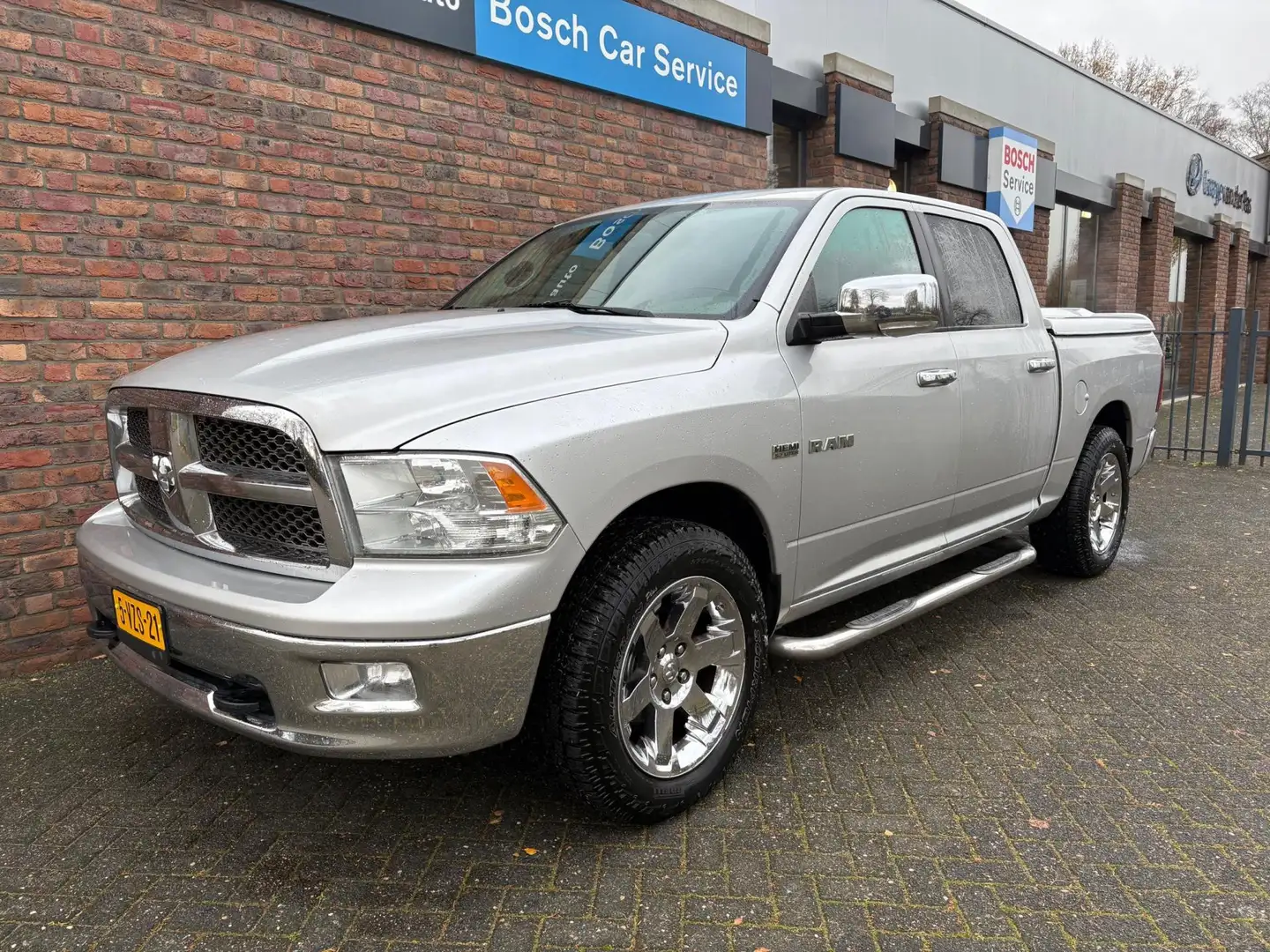 Dodge RAM 1500 5.7 V8 Hemi 4x4 Quad Cab 6'4 Laramie Argento - 1