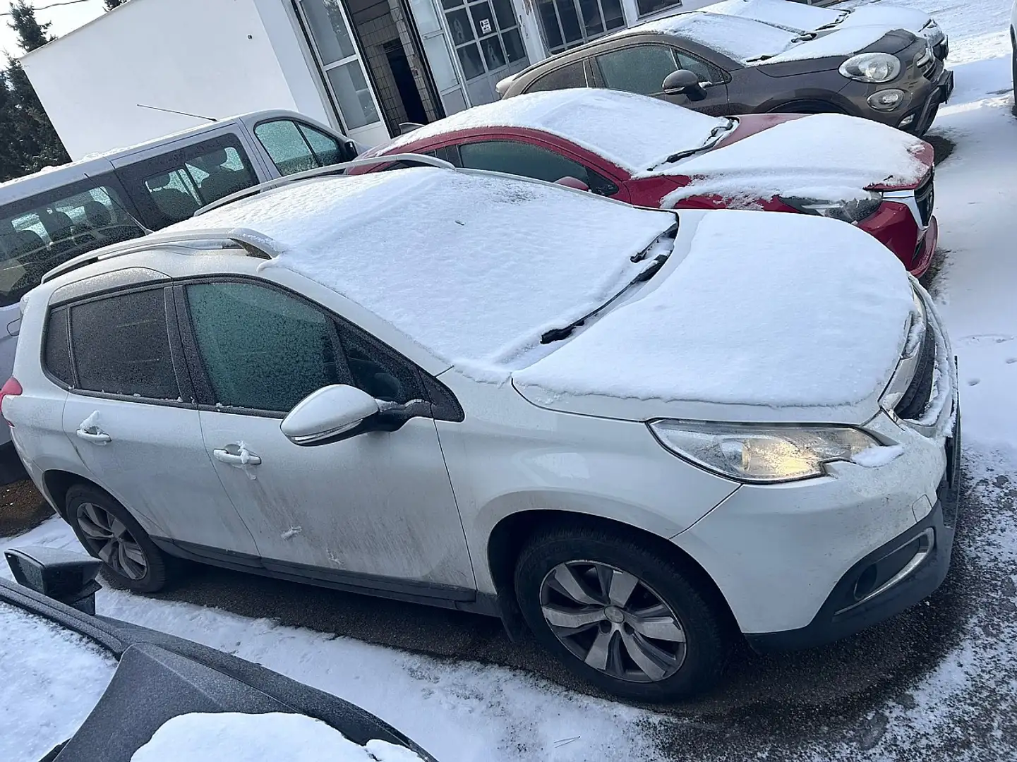 Peugeot 2008 1,2 VTi Active / OPTISCHE MÄNGEL Weiß - 2
