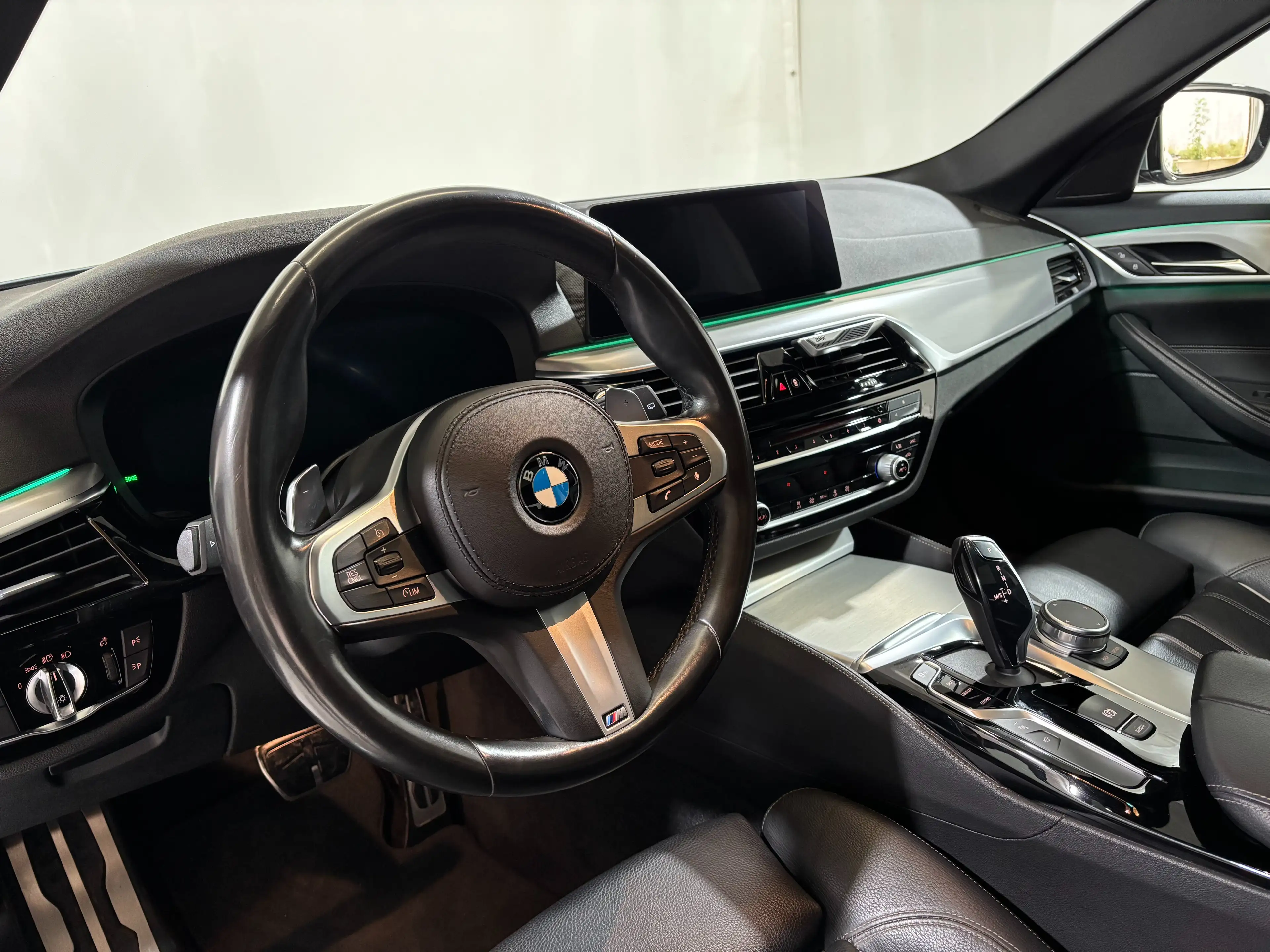 BMW 518 dA Touring * LED * Carplay * Pano * Pack M — photo 9
