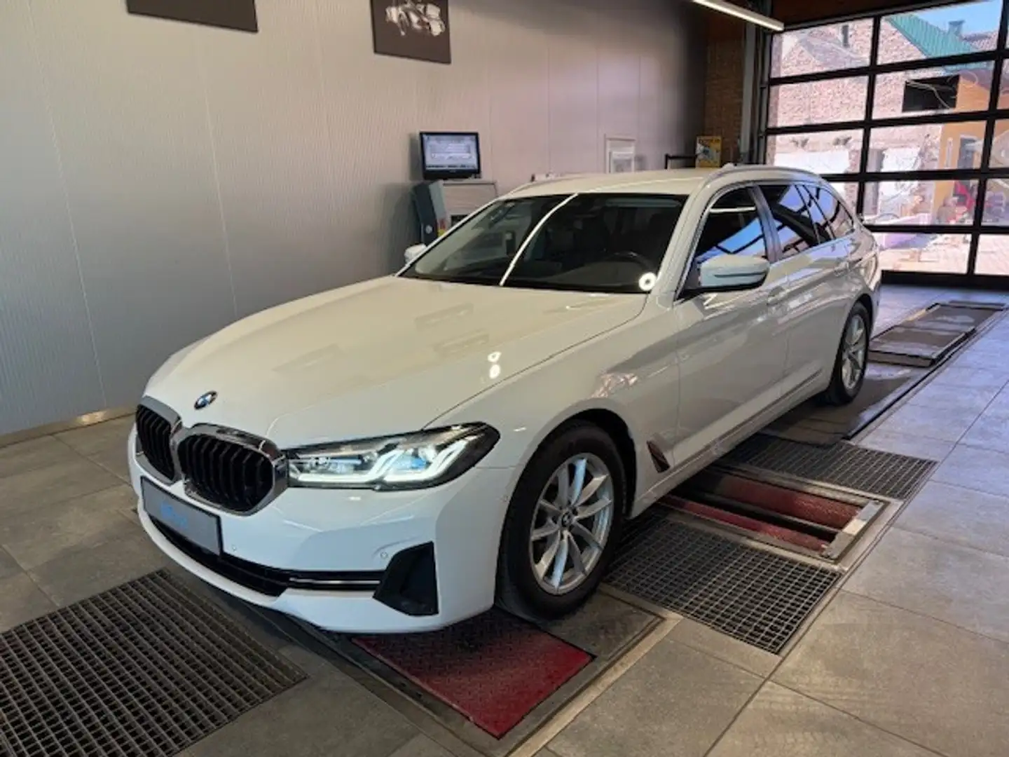 BMW 518 d 48 V Touring Aut.** TOP Zustand ** Weiß - 1