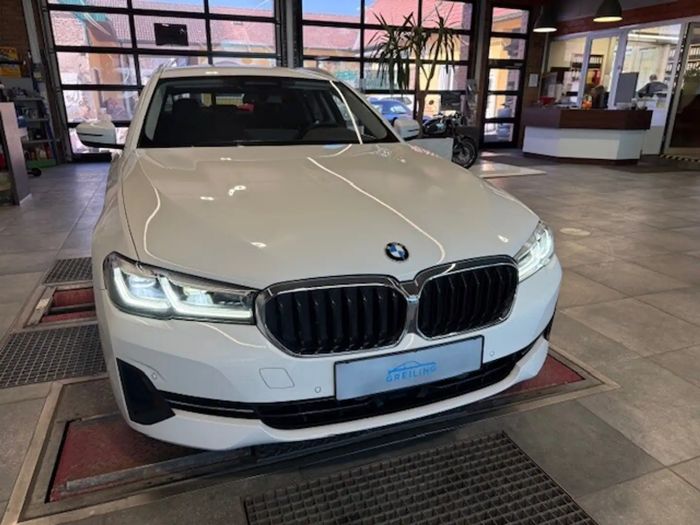 BMW 518 d 48 V Touring Aut.** TOP Zustand ** Weiß - 2