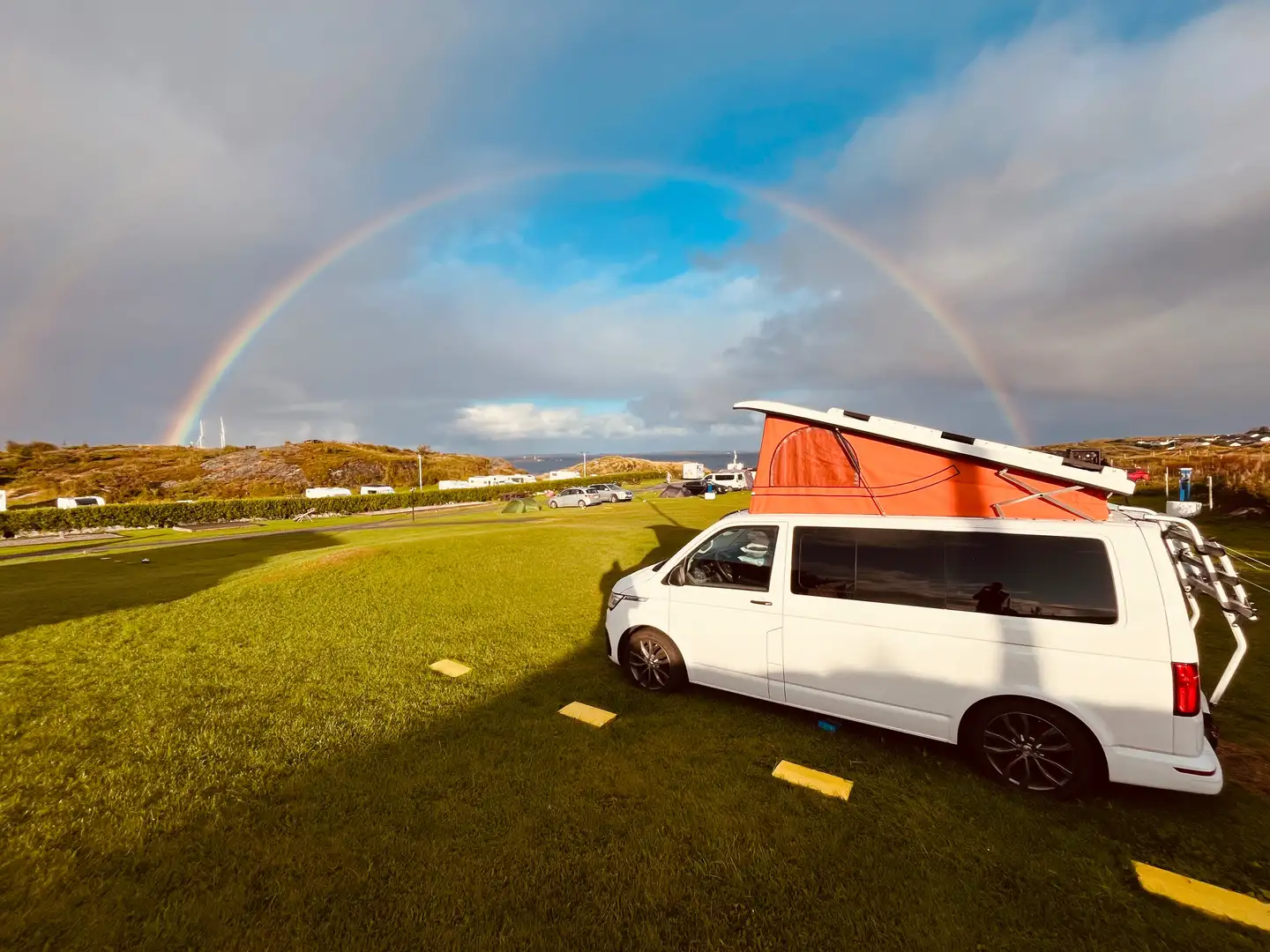 Volkswagen T6.1 Transporter T6.1 4Motion Camper | California-Style | autark, Markise, Aufstelldach Weiß - 2