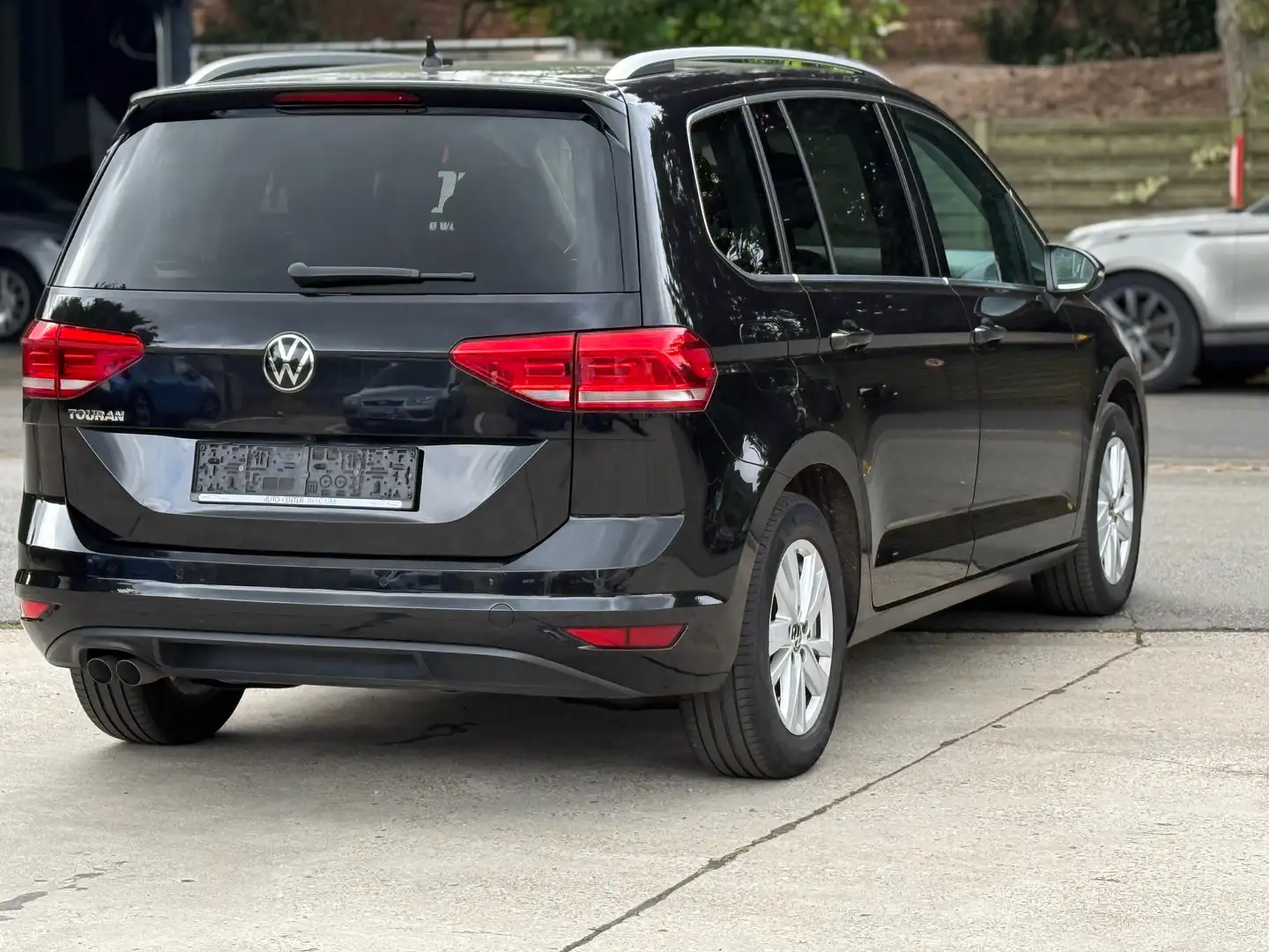 Volkswagen Touran 2.0 TDi SCR Highline DSG (EU6.2) Zwart - 2