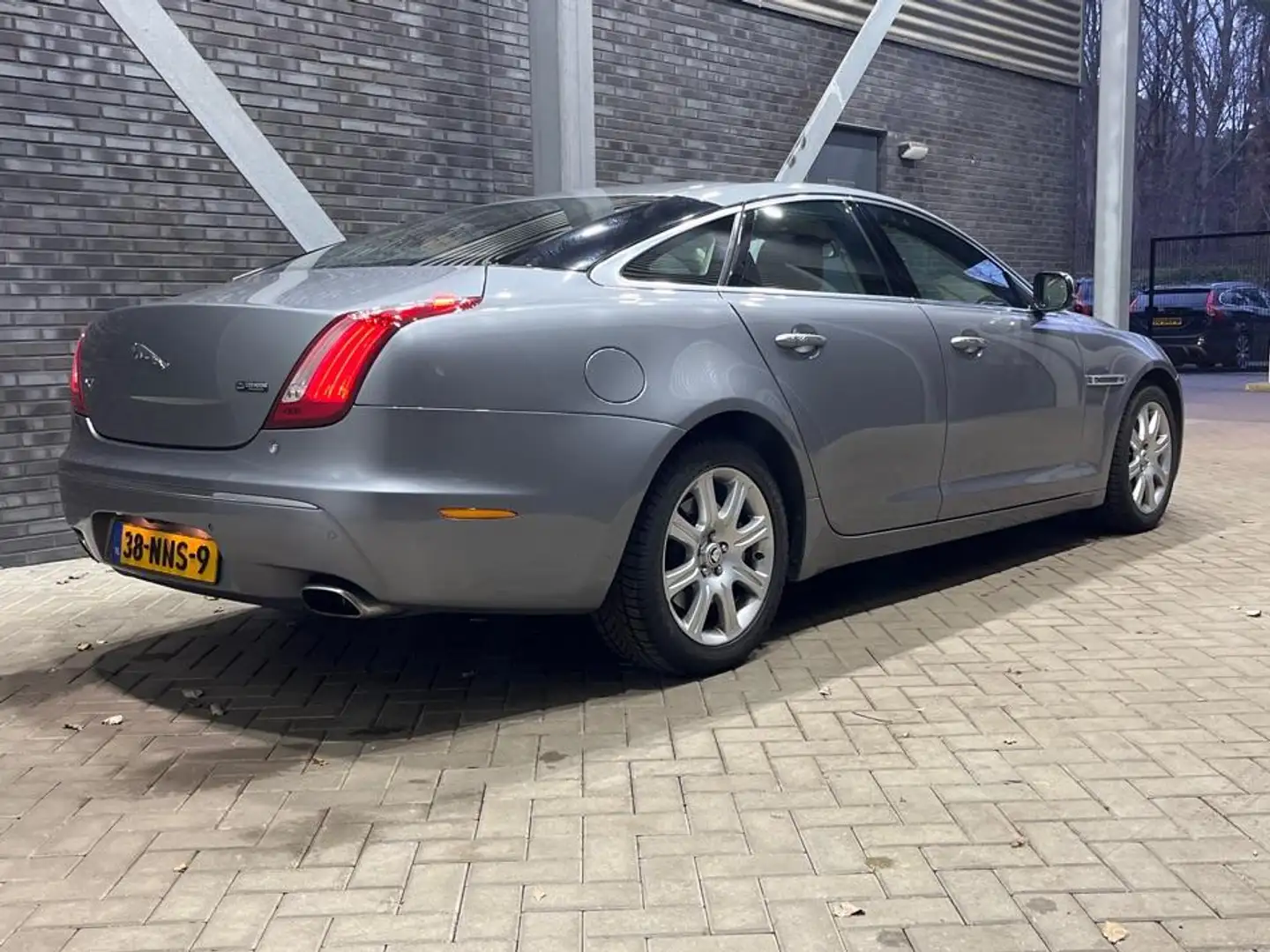 Jaguar XJ 3.0 V6D Portfolio | Automaat | Panoramadak | Leder Grau - 2