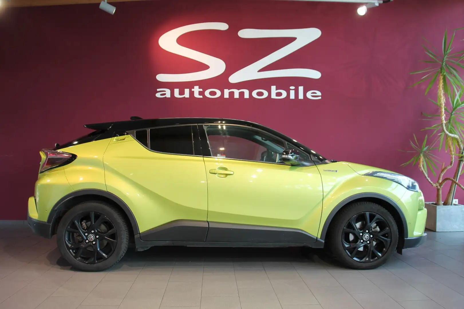 Toyota C-HR Hybrid Club AHK Navi SHZ Kamera Groen - 1