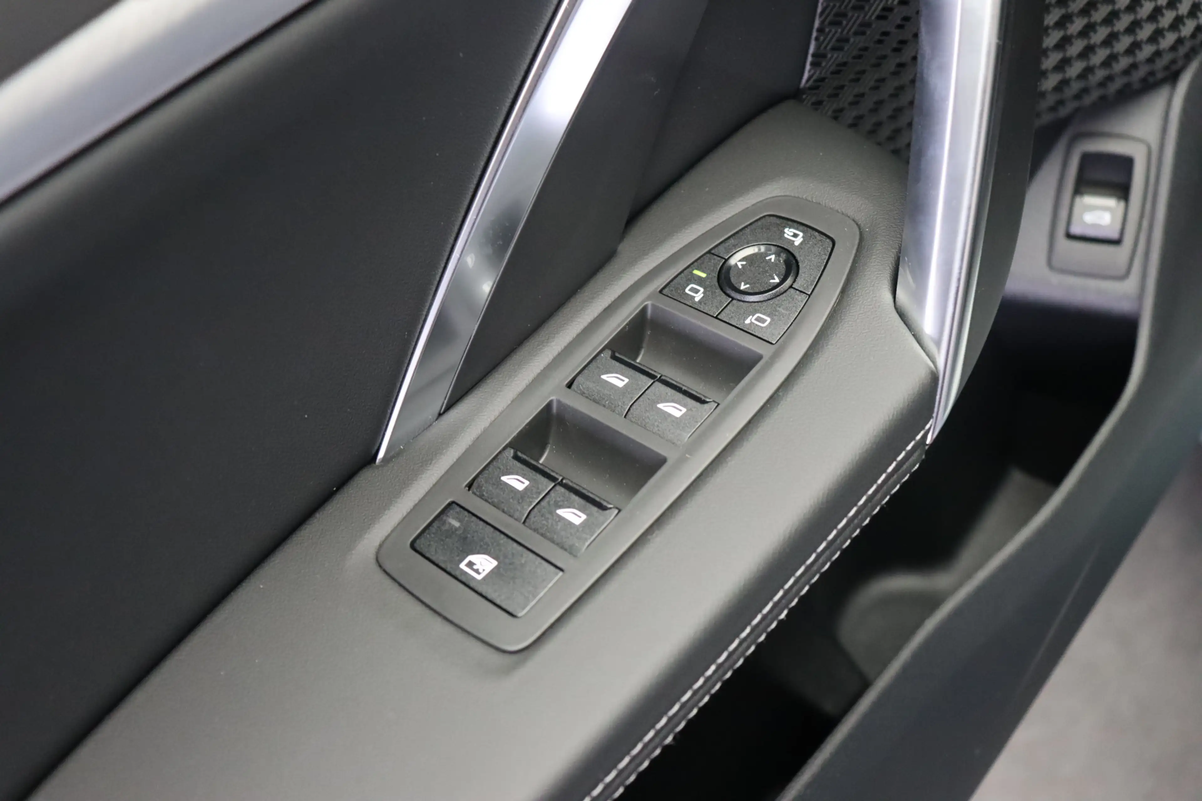 BMW iX2 eDrive20 M Sport / Sportstoelen / Achteruitrijcame — photo 10