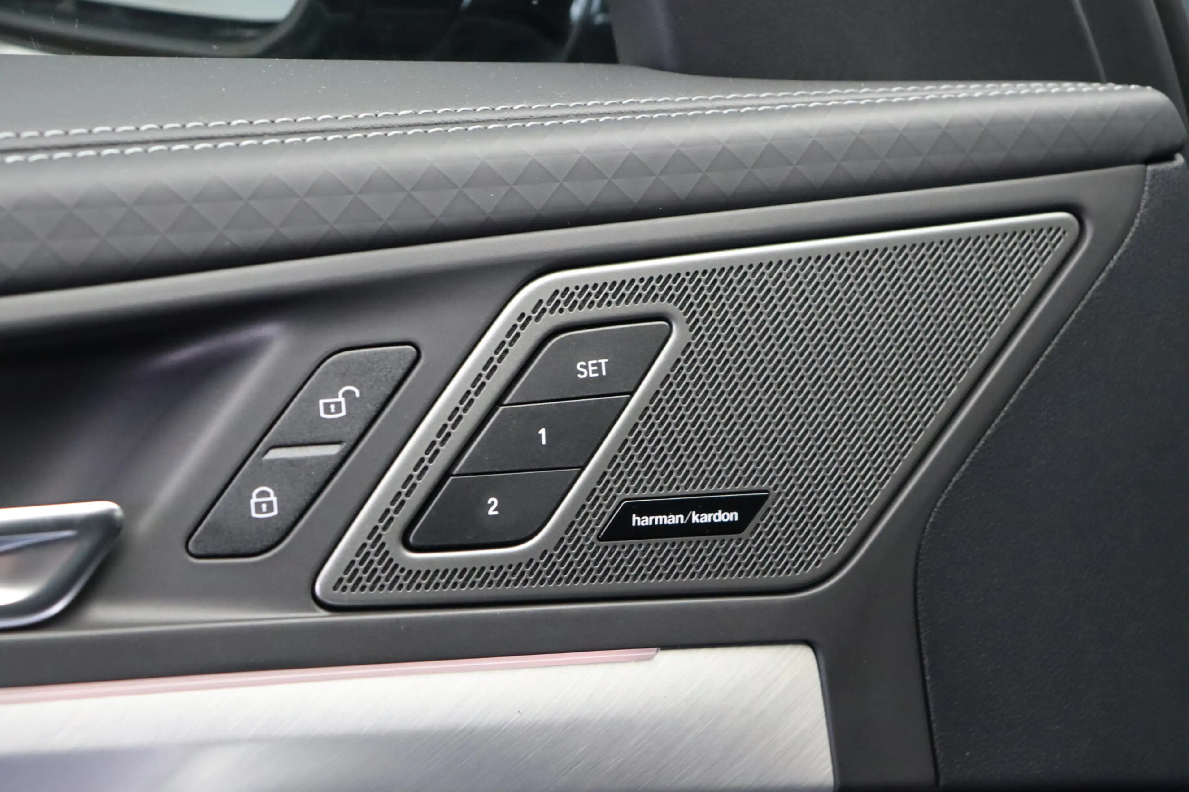 BMW iX2 eDrive20 M Sport / Sportstoelen / Achteruitrijcame — photo 9