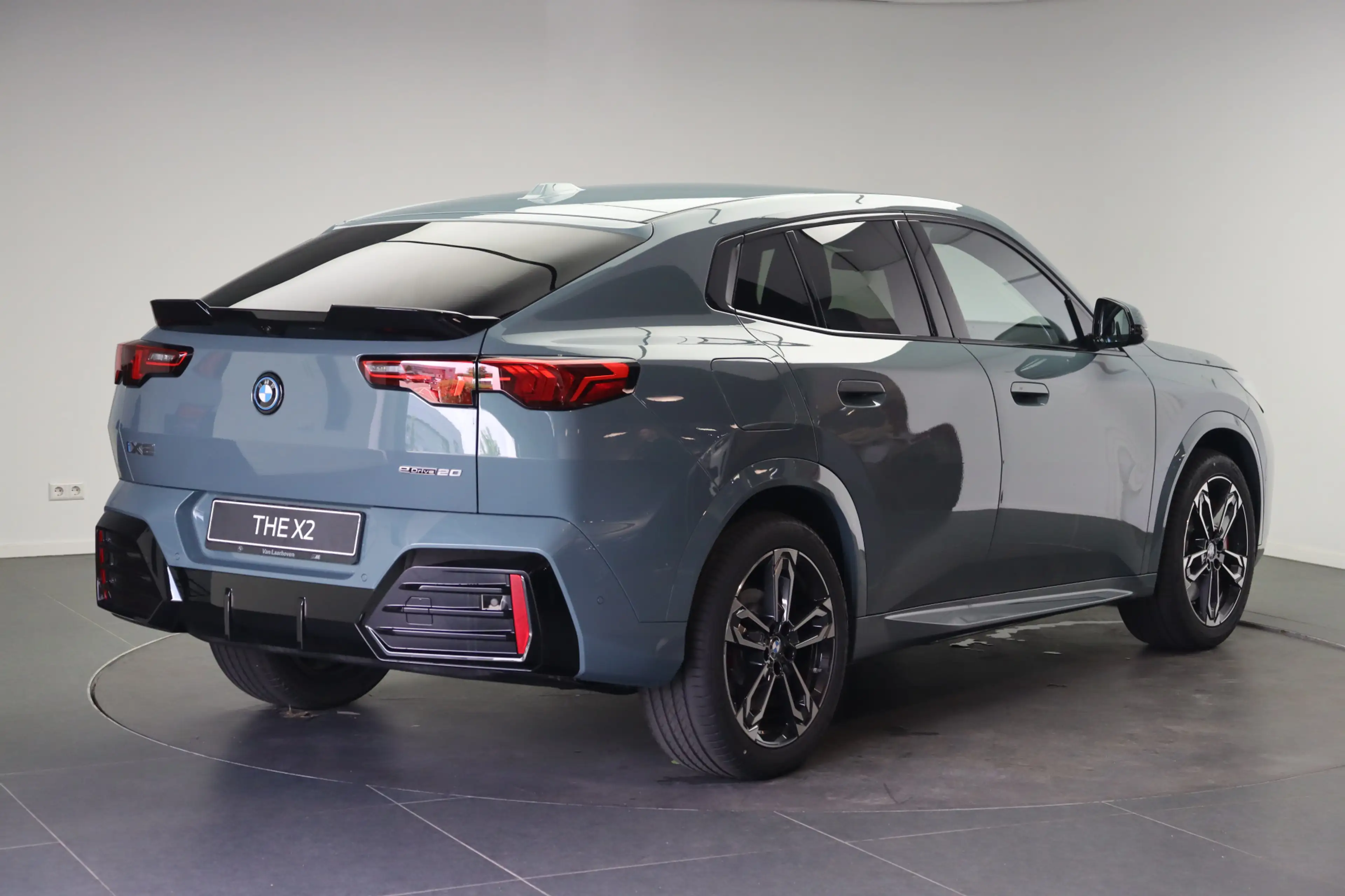 BMW iX2 eDrive20 M Sport / Sportstoelen / Achteruitrijcame — photo 4