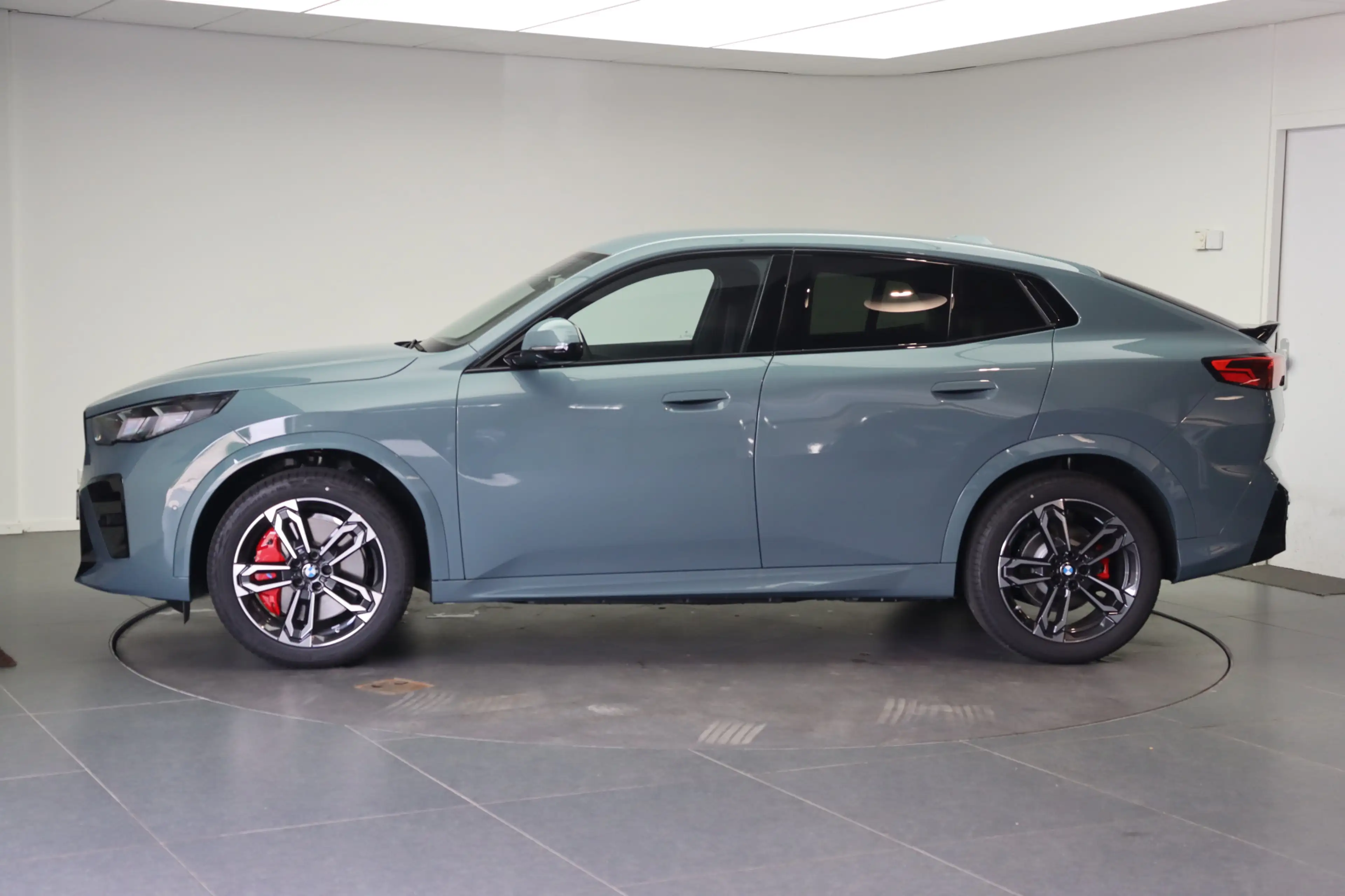 BMW iX2 eDrive20 M Sport / Sportstoelen / Achteruitrijcame — photo 3