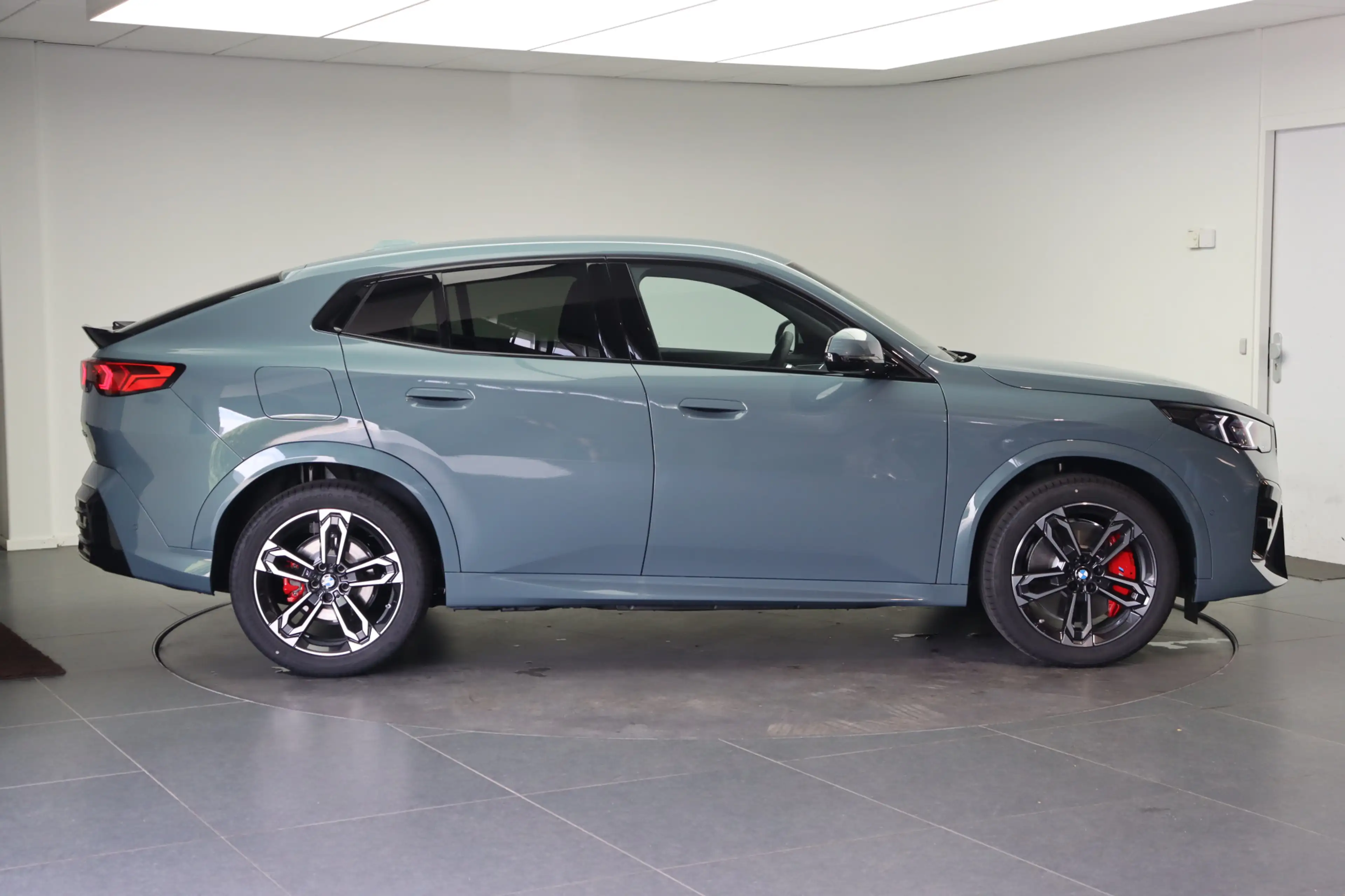 BMW iX2 eDrive20 M Sport / Sportstoelen / Achteruitrijcame — photo 5