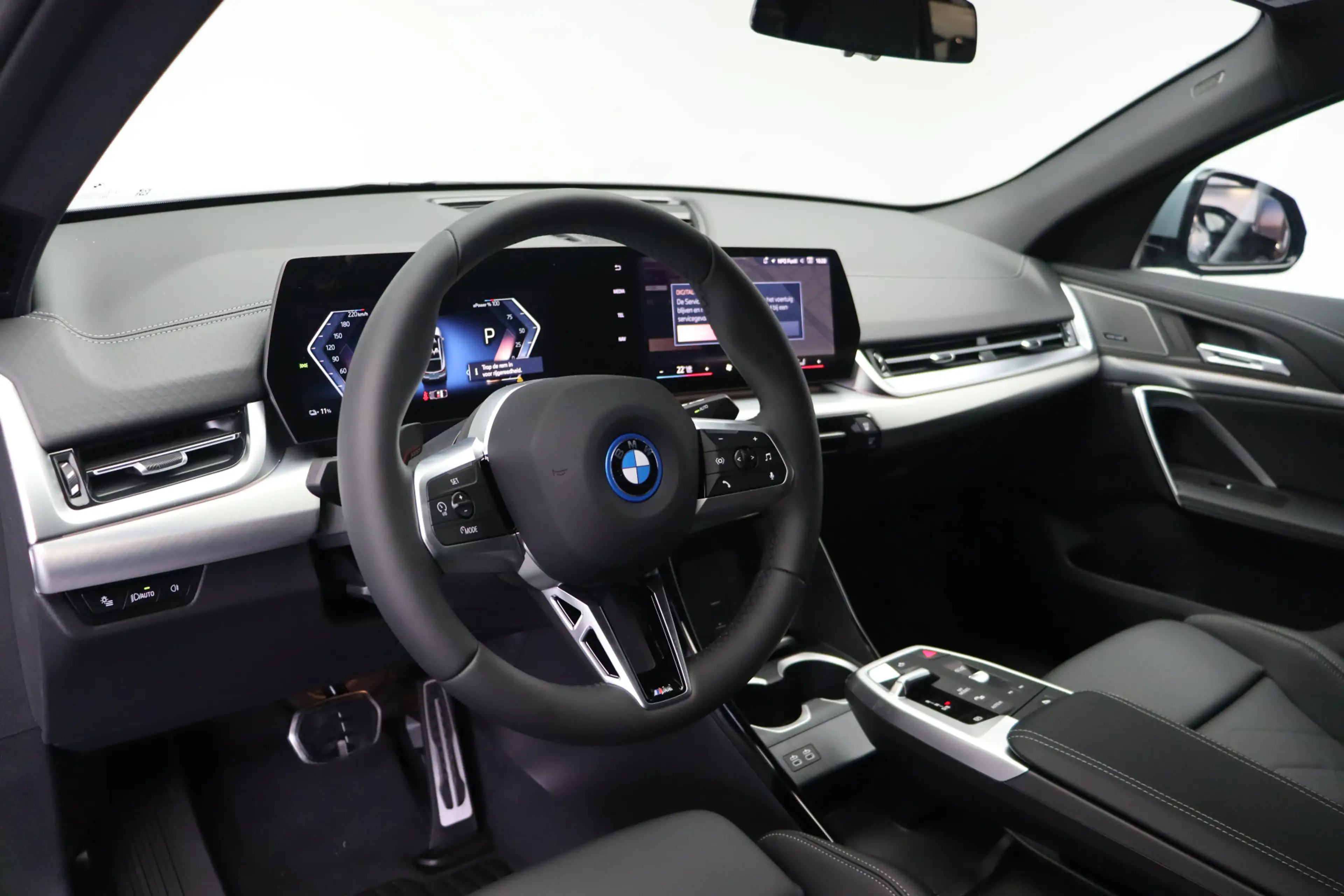 BMW iX2 eDrive20 M Sport / Sportstoelen / Achteruitrijcame — photo 14