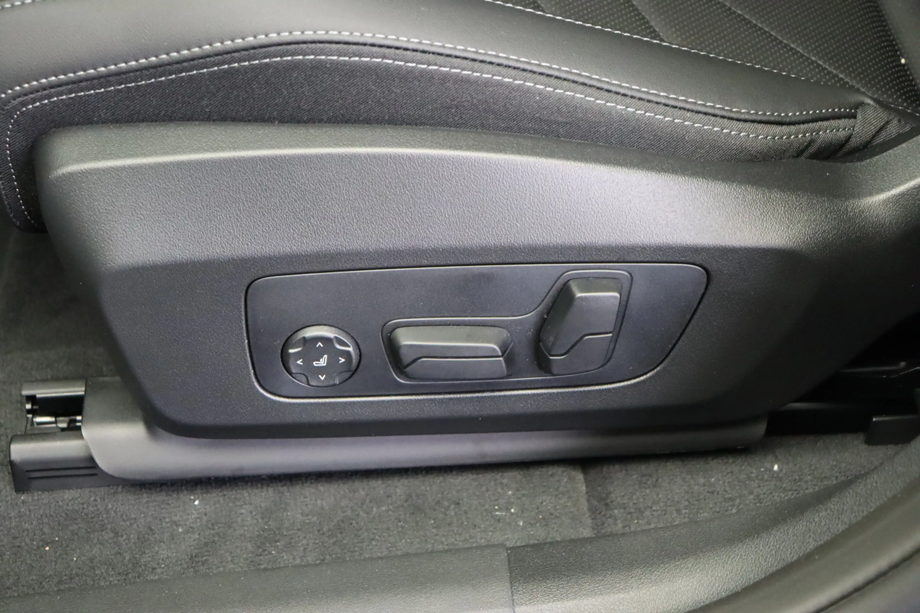 BMW iX2 eDrive20 M Sport / Sportstoelen / Achteruitrijcame — photo 11