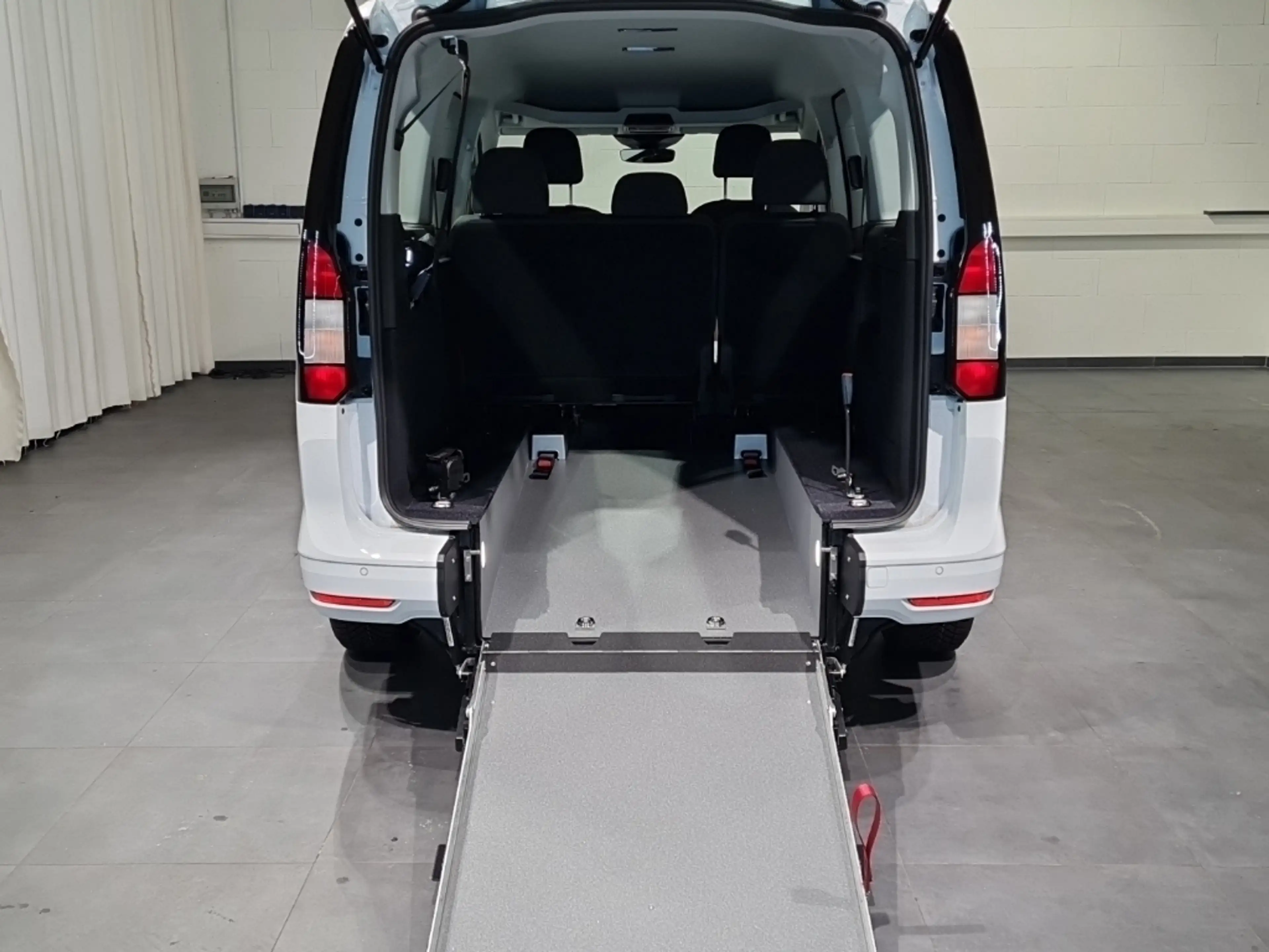 Ford Tourneo Connect L2-Trend "AMF Rollstuhl-Umbau" — photo 10