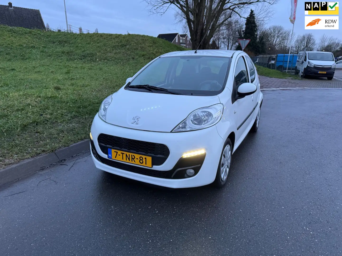 Peugeot 107 1.0 Active Airco LED dagrijverlichting Wit - 1