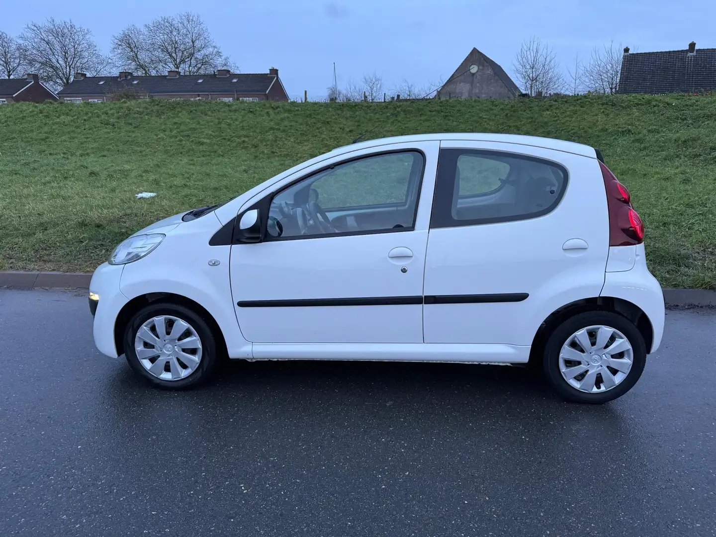 Peugeot 107 1.0 Active Airco LED dagrijverlichting Wit - 2