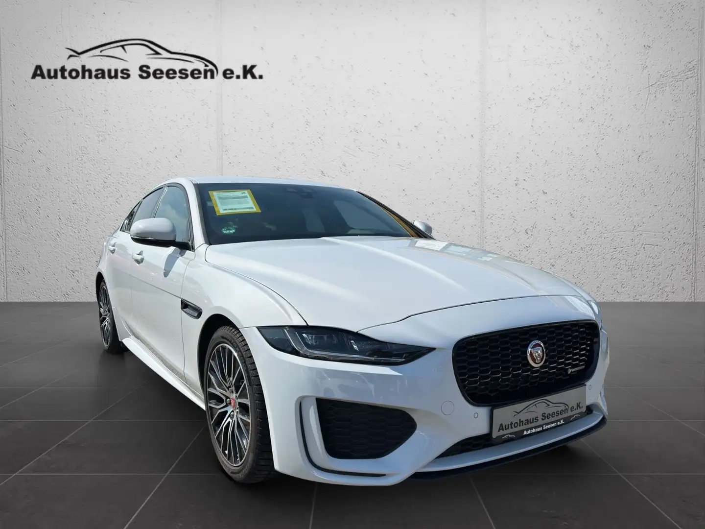 Jaguar XE R-Dynamic  AWD*Black Pack*Navi*Leder*LED* Weiß - 1