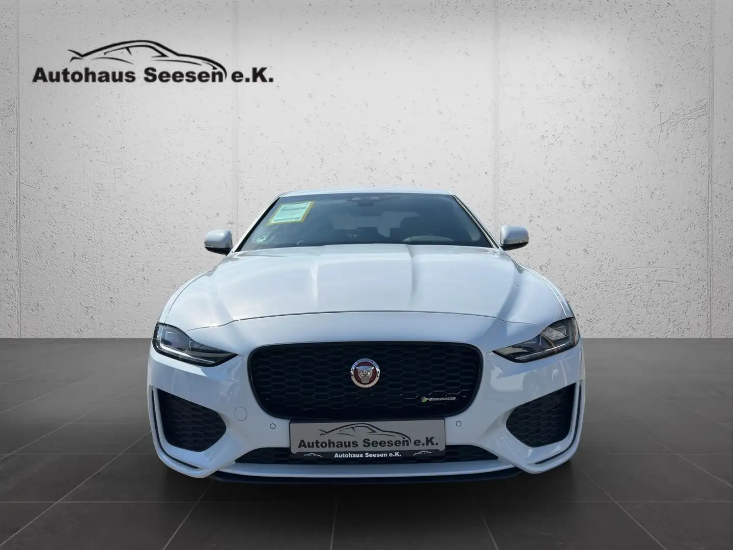 Jaguar XE R-Dynamic  AWD*Black Pack*Navi*Leder*LED* Weiß - 2