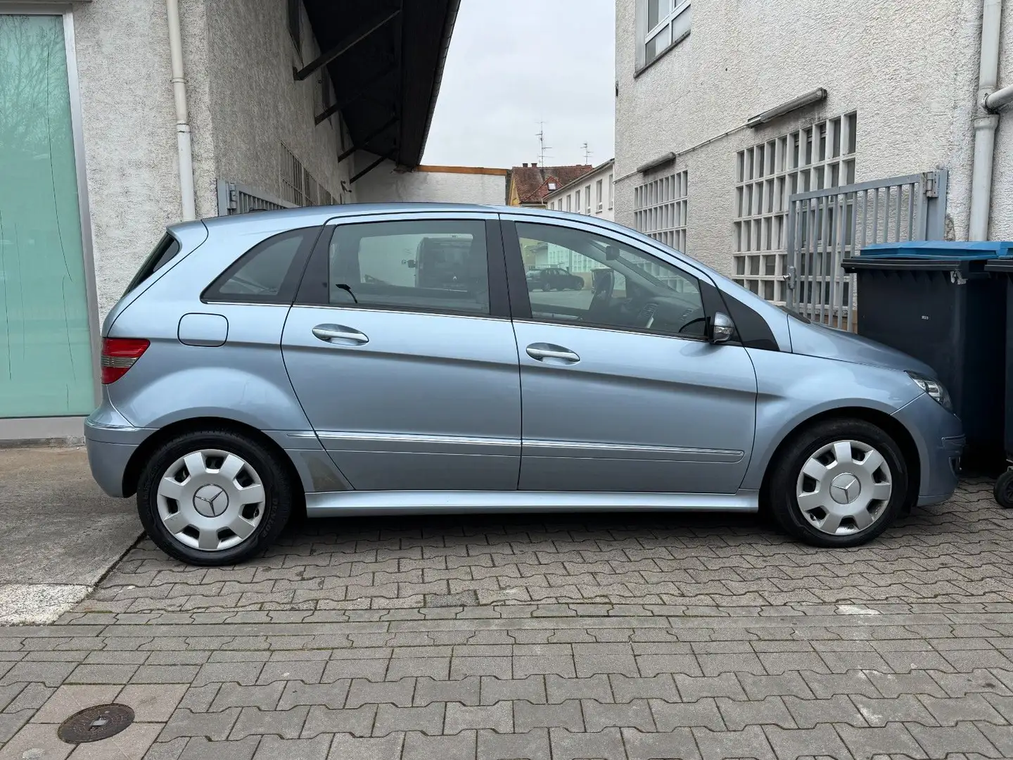 Mercedes-Benz B 200 *Automatik*AHK*Navi*Pano*PDC*BiXe*SHZ*TüV Blau - 2