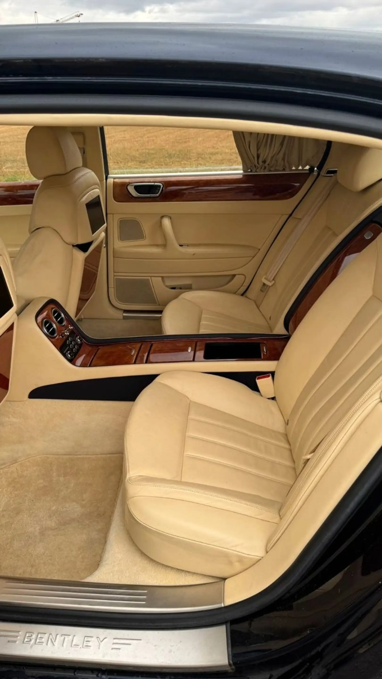 Bentley Flying Spur — photo 13