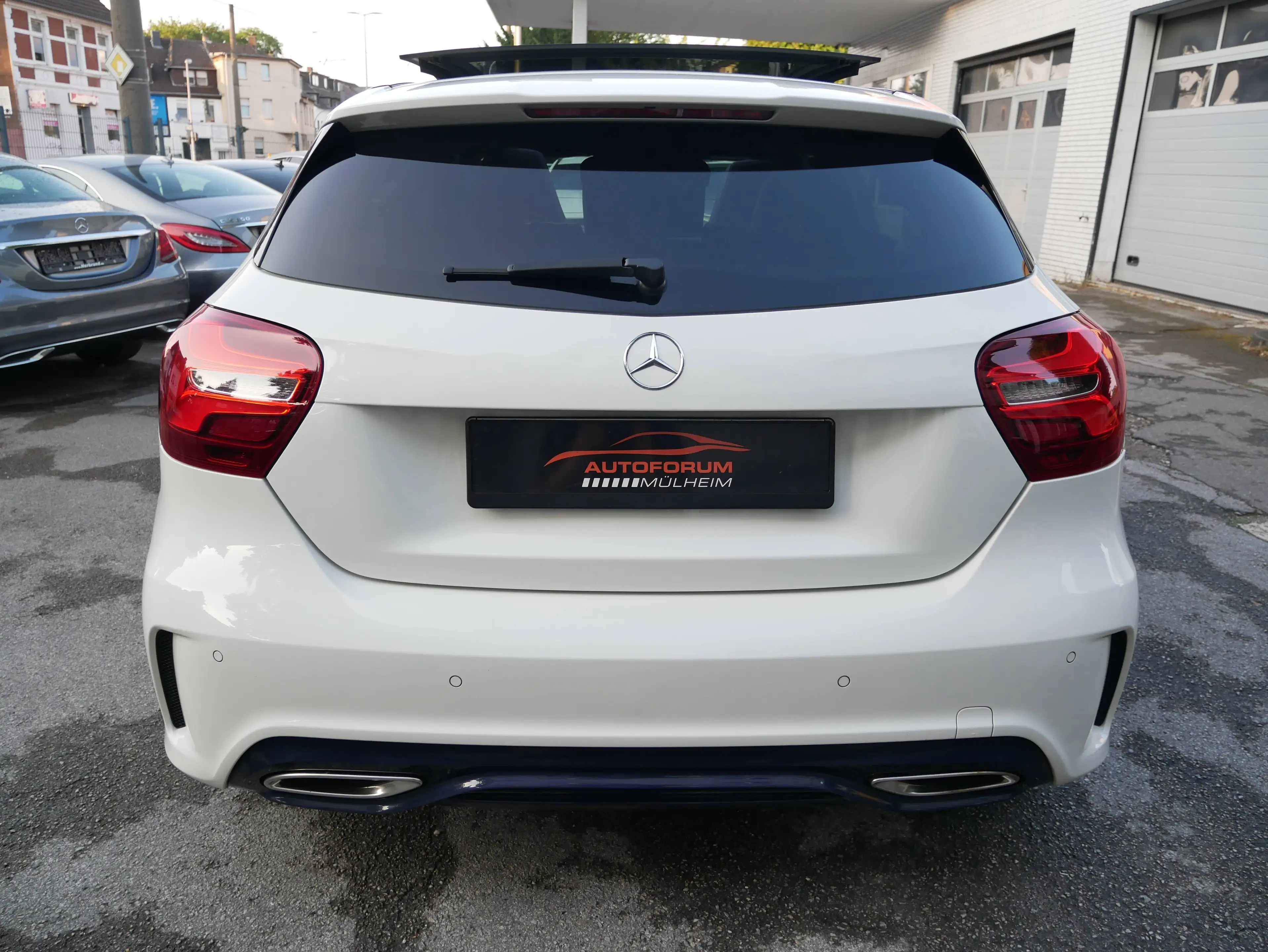Mercedes-Benz A 180 A 180 BlueEfficiency (176.042) AMG LED High Performance Pano Alcantara Leder Navi Kamera — photo 4