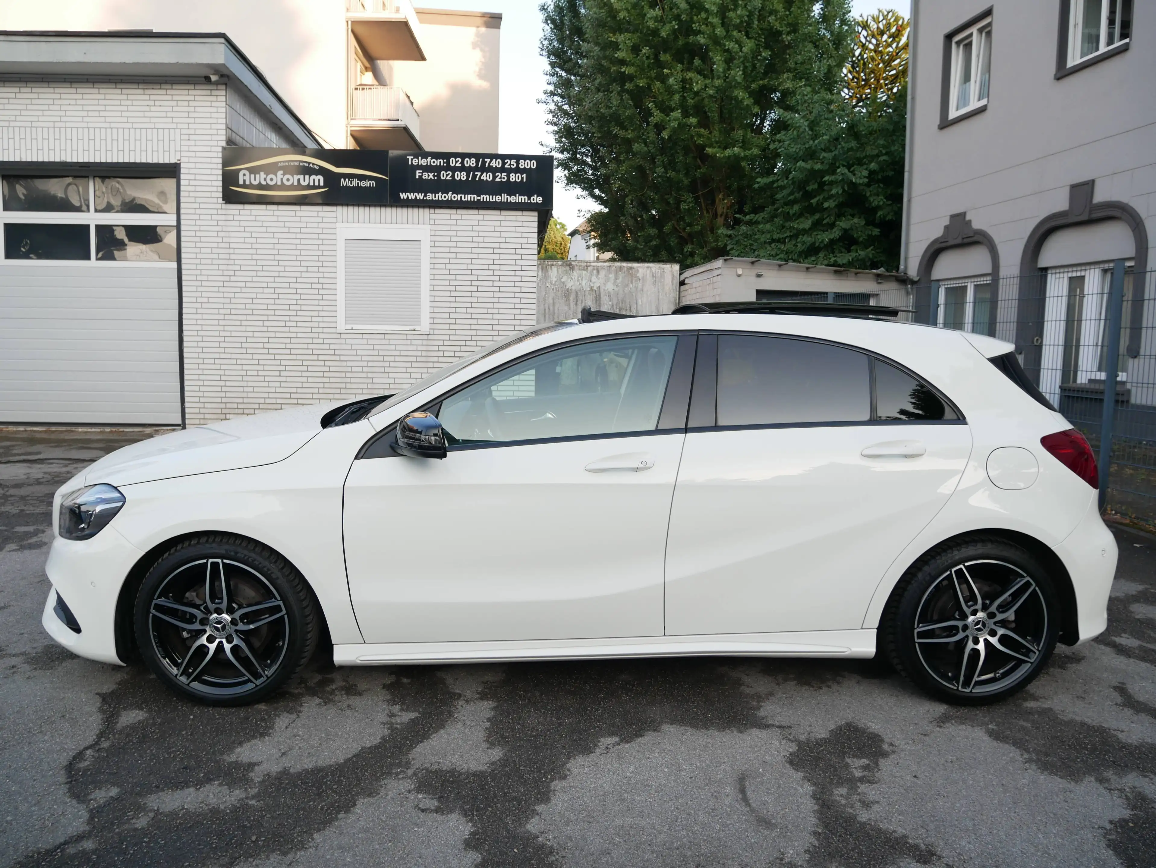 Mercedes-Benz A 180 A 180 BlueEfficiency (176.042) AMG LED High Performance Pano Alcantara Leder Navi Kamera — photo 2