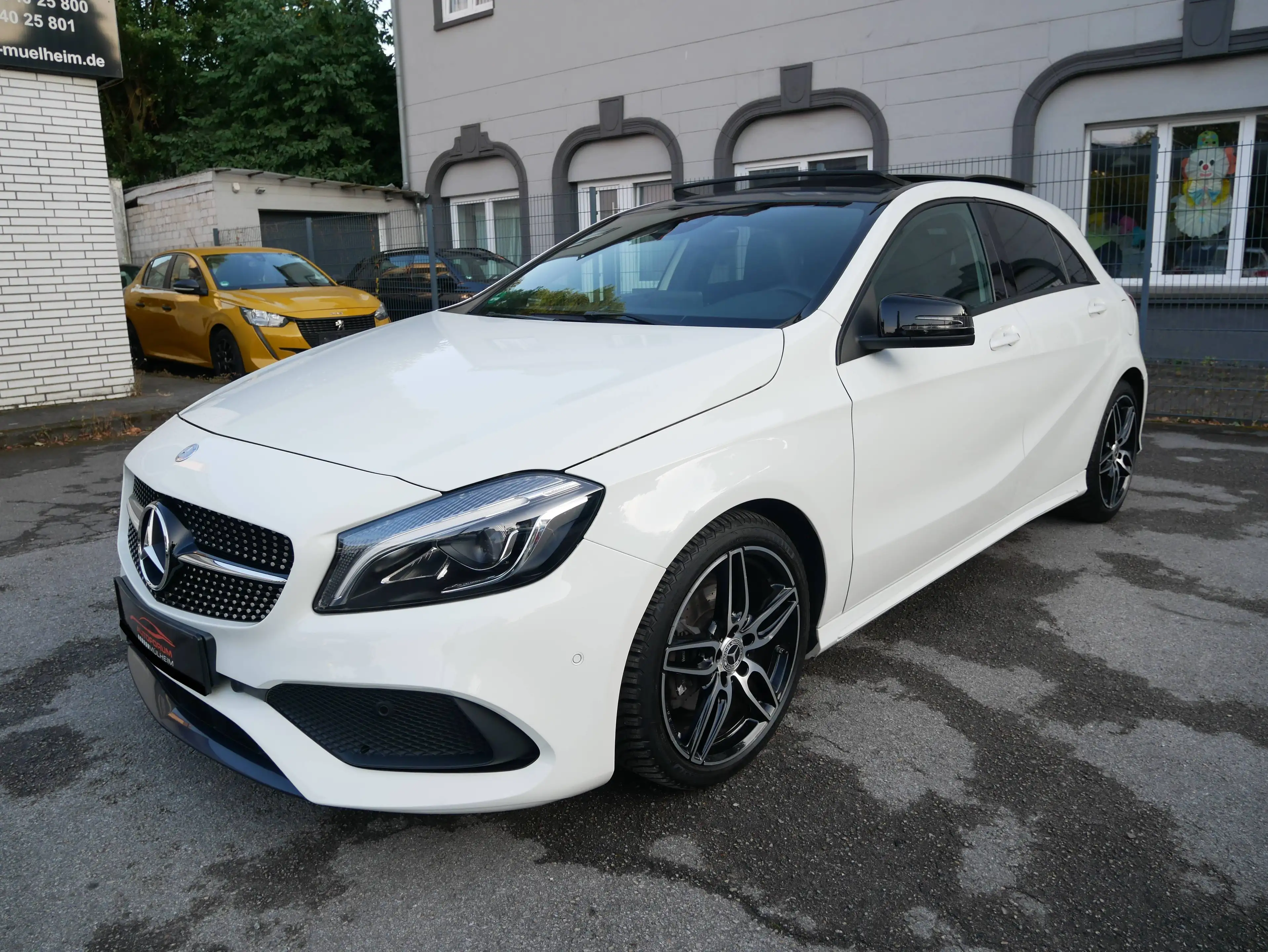 Mercedes-Benz A 180 A 180 BlueEfficiency (176.042) AMG LED High Performance Pano Alcantara Leder Navi Kamera