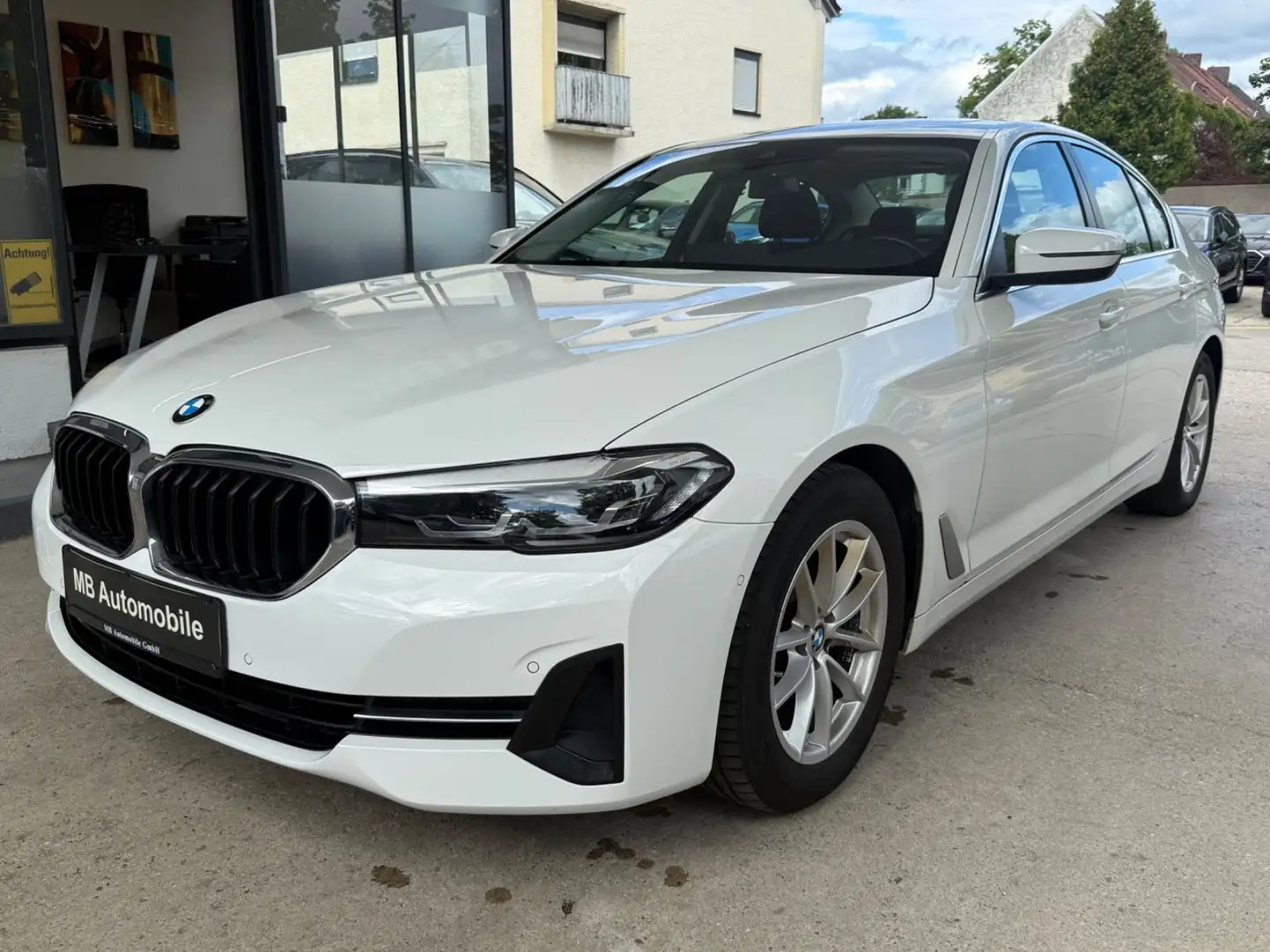 BMW 520 d Lim. Aut. *LED*KAMERA*GLASDACH* White - 1