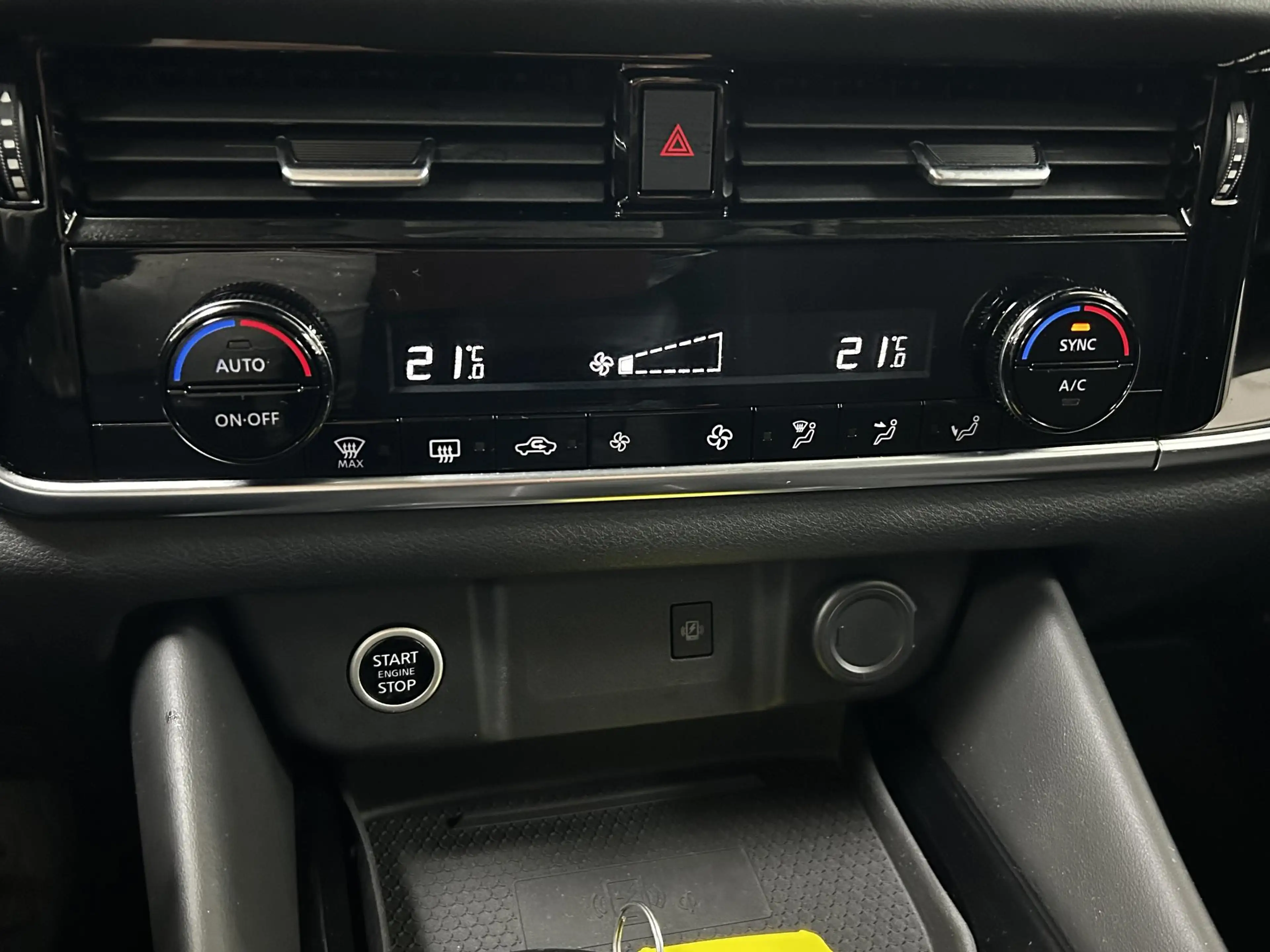 Nissan Qashqai 1.3 MHEV Xtronic Premiere Edition PANORAMADAK | NA — photo 12