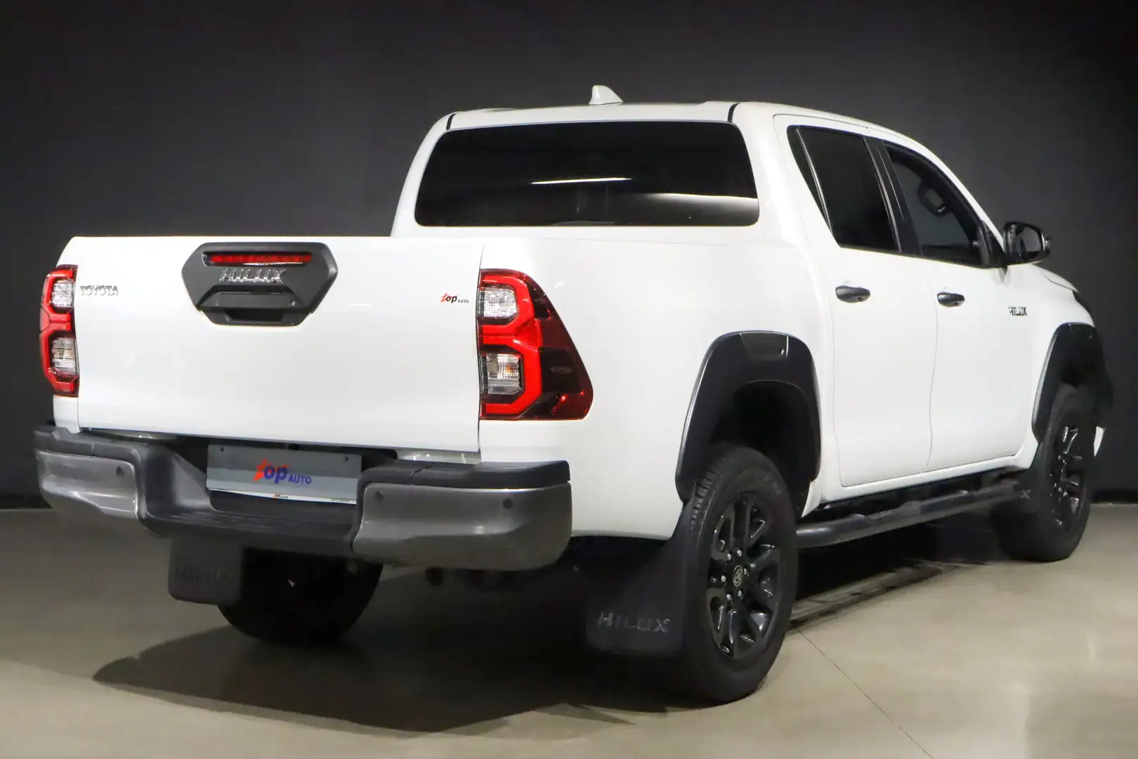 Toyota Hilux 2.8 D 204 CV DoCAB 4x4 AUT Invincible 39900 + IVA Weiß - 2