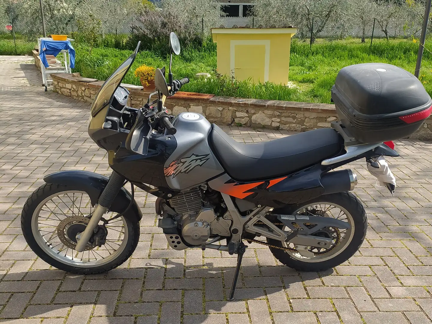 Honda Dominator 650 Černá - 1
